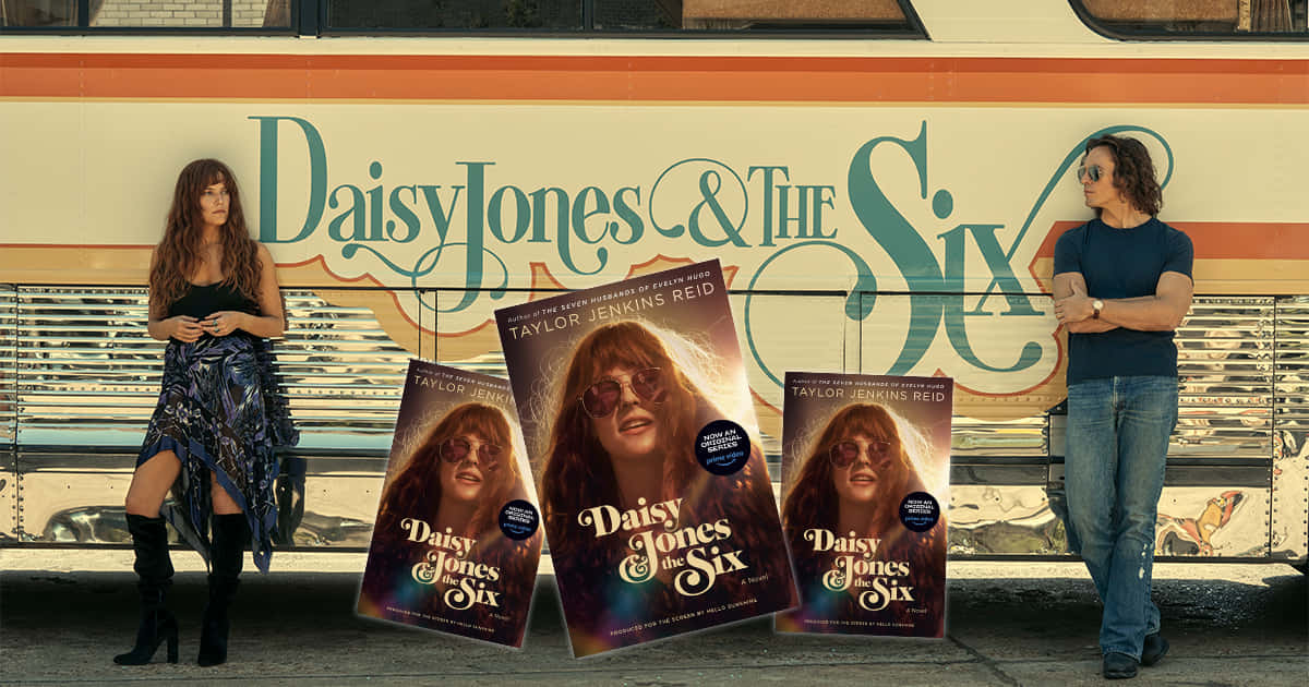  壁紙 — 兩位演員在一輛帶有 'Daisy Jones & The Six' 品牌標誌的復古巴士旁擺姿勢，前面展示三本書的封面。