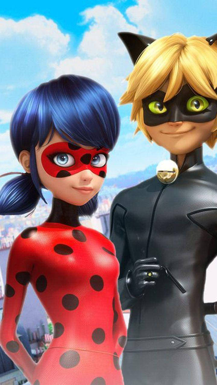 Ladybug 和 Cat Noir 穿著超級英雄服裝一起站在城市景觀中。 — 3D 壁紙