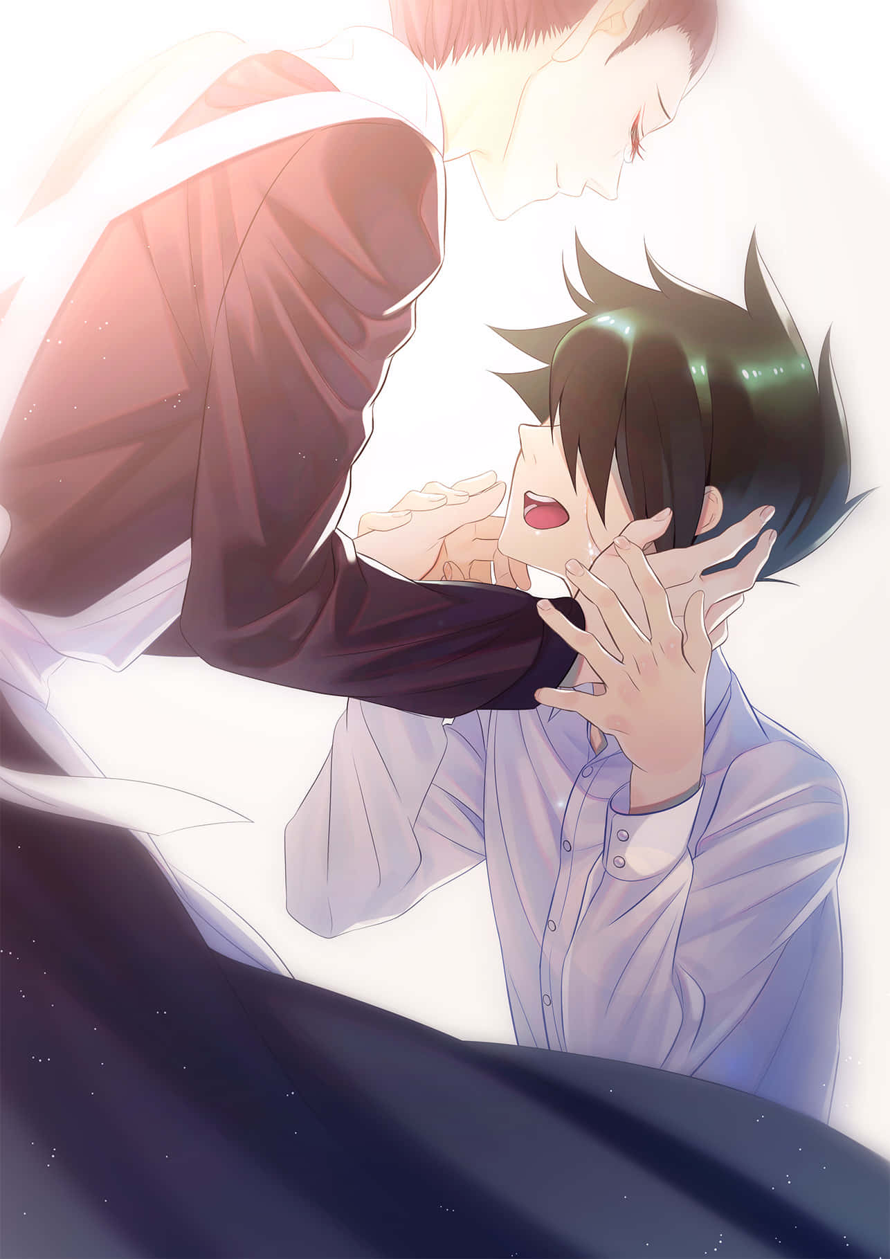 The Promised Neverland Isabella 桌布 壁紙 — 兩個動漫男孩在溫柔的時刻，背景是柔和的光芒和星星圖案的布料。