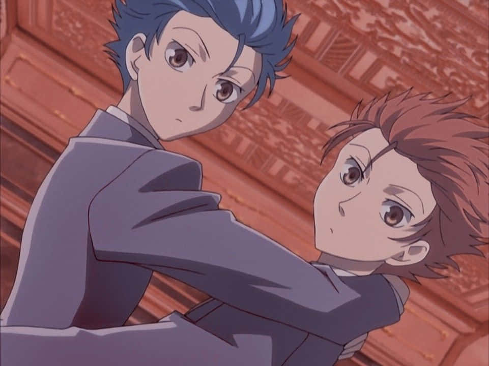 Hikaru Hitachiin 桌布 壁紙 — 兩個穿著校服的動畫男孩在精緻的木質背景前溫暖地擁抱。