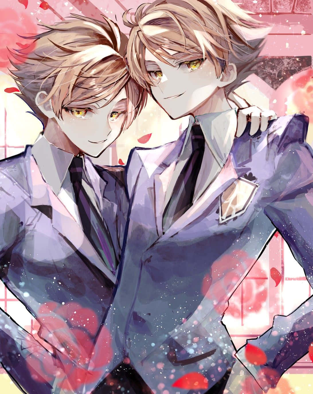 Hikaru Hitachiin 桌布 壁紙 — 兩個穿著西裝的動畫男孩在粉紅磚牆前，在飄浮的紅玫瑰和閃爍粒子中擁抱。