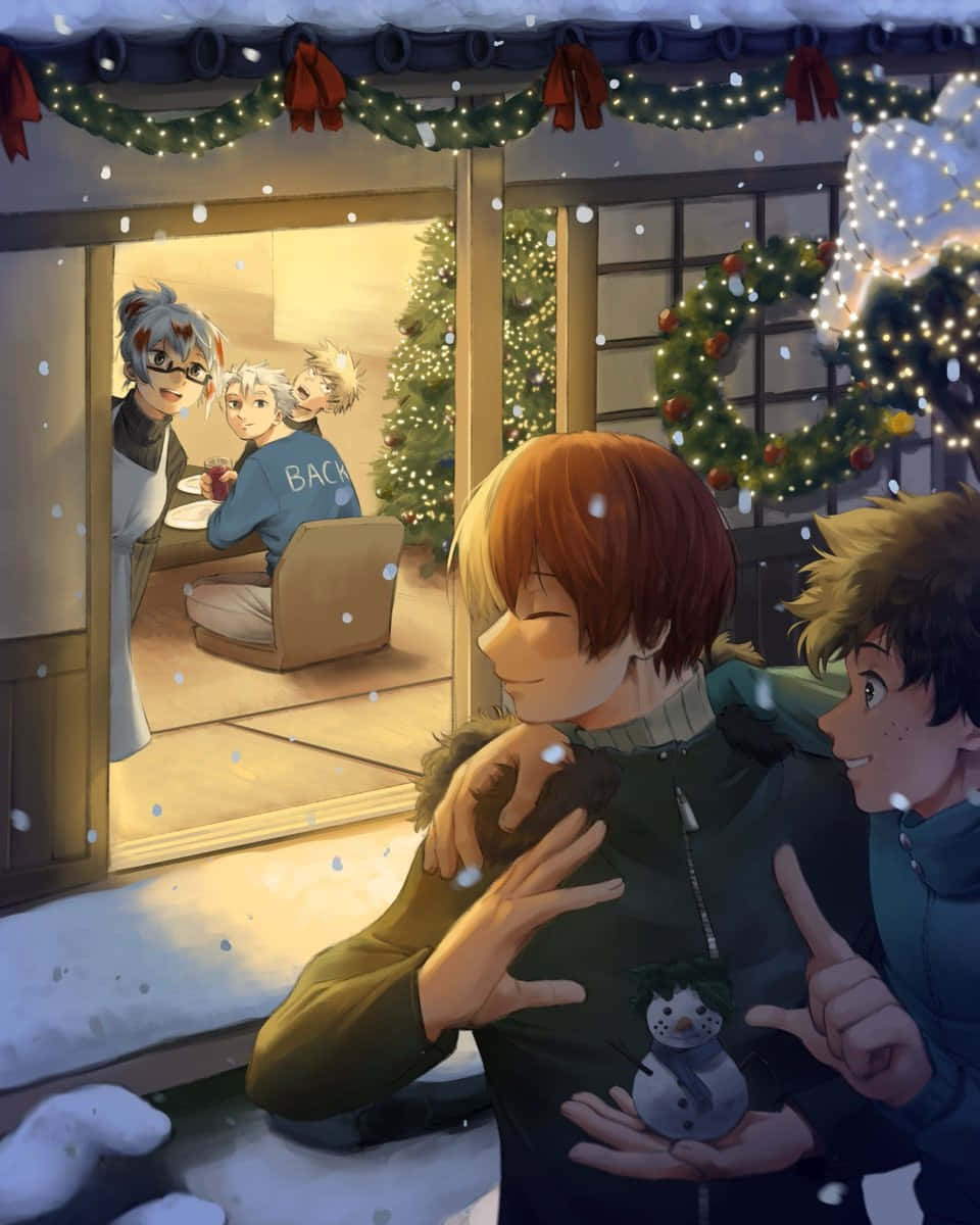  壁紙 — 兩個動漫男孩在雪花飄落的雪窗外微笑，一個拿著雪人，另一個指向屋內，屋內有三個人聚集在點亮的聖誕樹旁。
