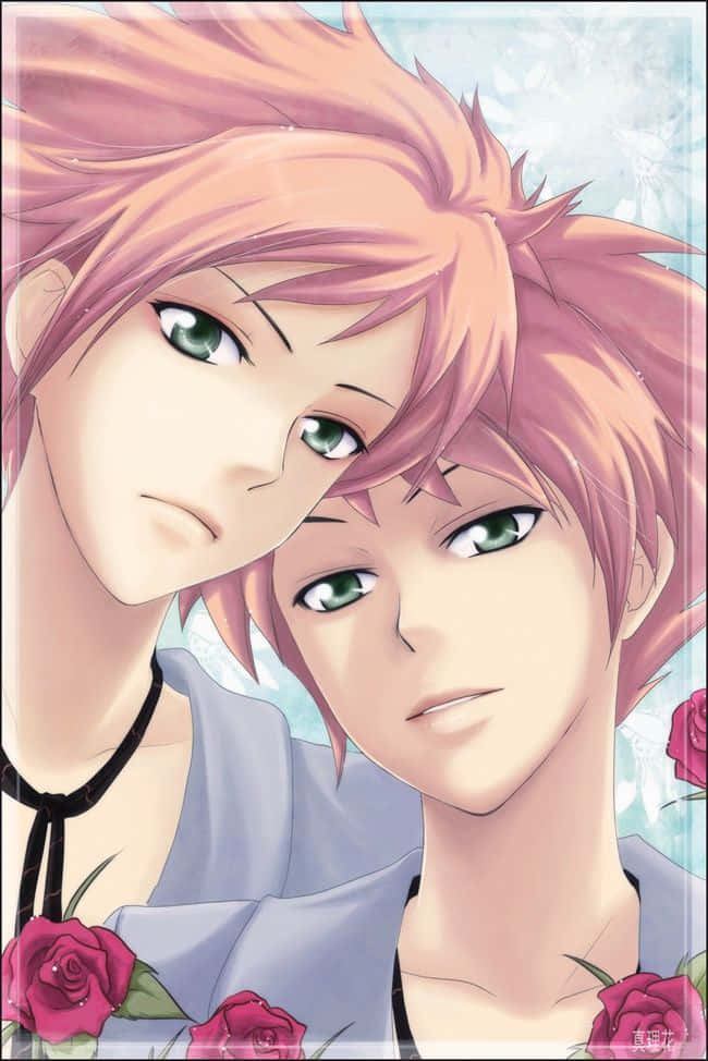 Kaoru Hitachiin 桌布 壁紙 — 兩個粉紅色頭髮、綠色眼睛的動漫男孩，在柔和的藍色背景前被紅玫瑰包圍，凝視前方。