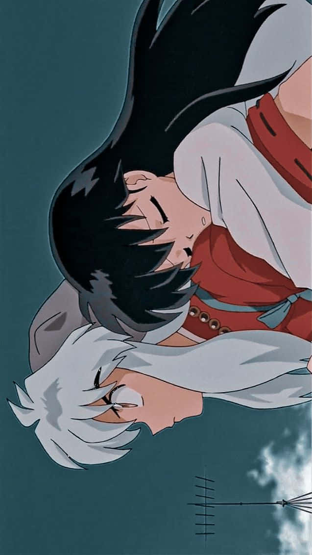 Inuyasha And Rin 桌布 壁紙 — 兩個動漫角色在陰鬱的青綠色天空下，伴隨著雲朵和天線，溫柔地擁抱在一起。