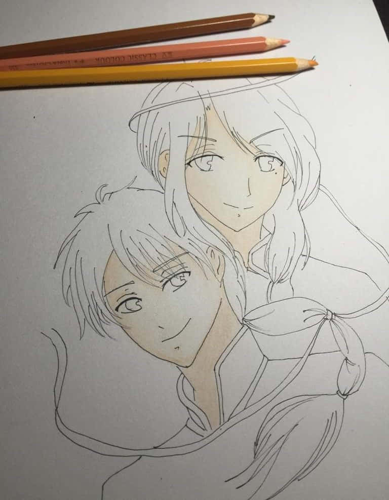 Fushigi Yuugi Nuriko 桌布 壁紙 — 兩個動漫角色溫柔擁抱，用彩色鉛筆在紙上素描，周圍有未使用的鉛筆。