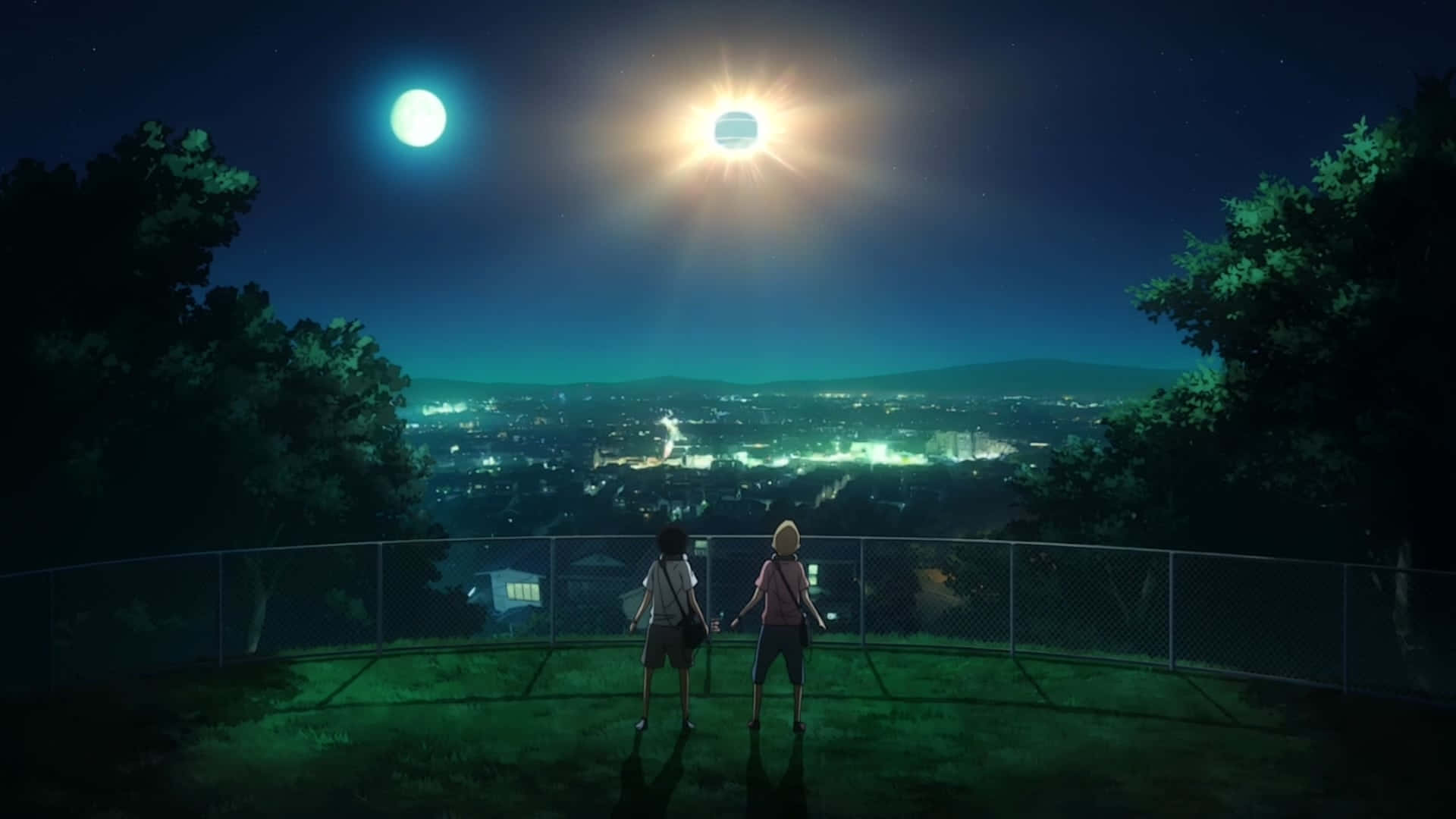  壁紙 — 兩個動漫角色夜晚站在山丘上，凝視著城市景觀上空有兩個發光天體的超現實天空。