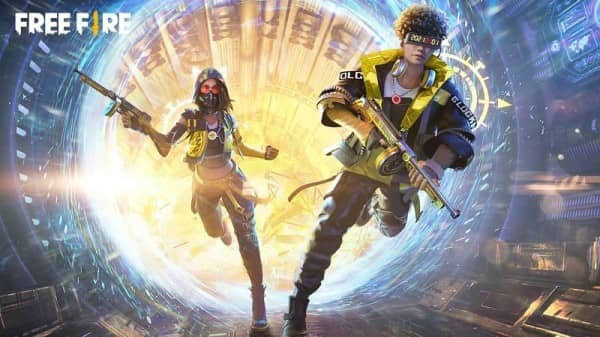 兩名身穿戰鬥裝備的玩家在遊戲場景中跳過一個發光的傳送門。 — Free Fire 壁紙