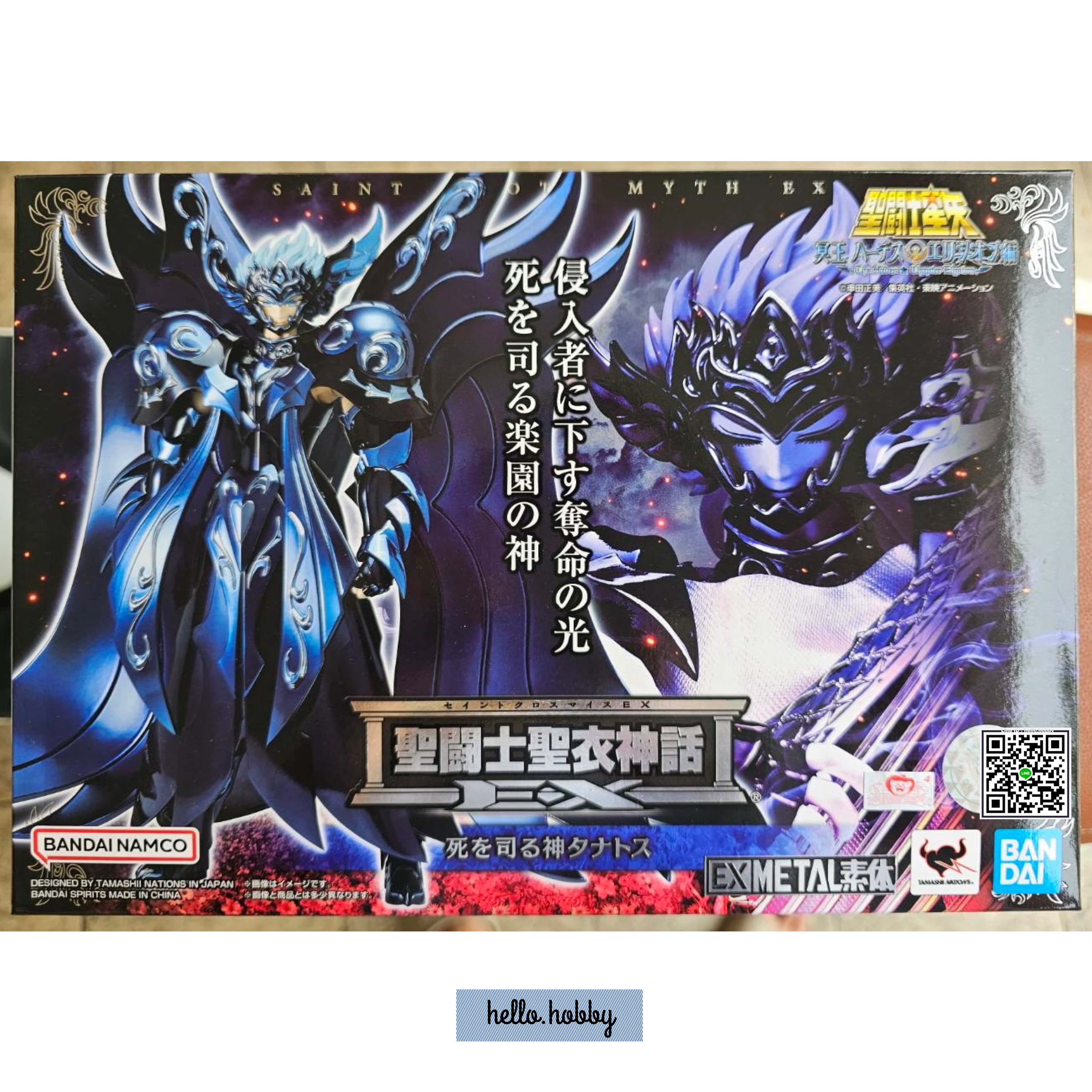 Saint Seiya Thanatos 桌布 壁紙 — 兩名身穿藍色和黑色盔甲的動漫戰士在宇宙星空背景下戲劇性地碰撞。