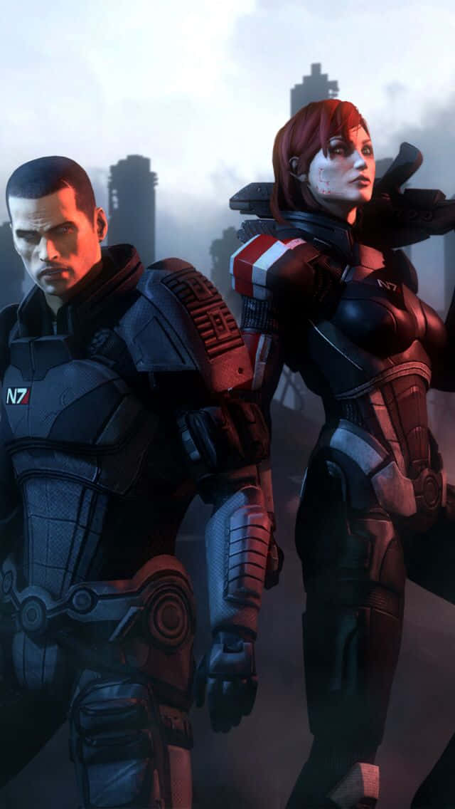 Mass Effect Trilogy 桌布 壁紙 — 兩名裝甲士兵站在霧氣瀰漫的城市廢墟中，背後摩天大樓聳立。