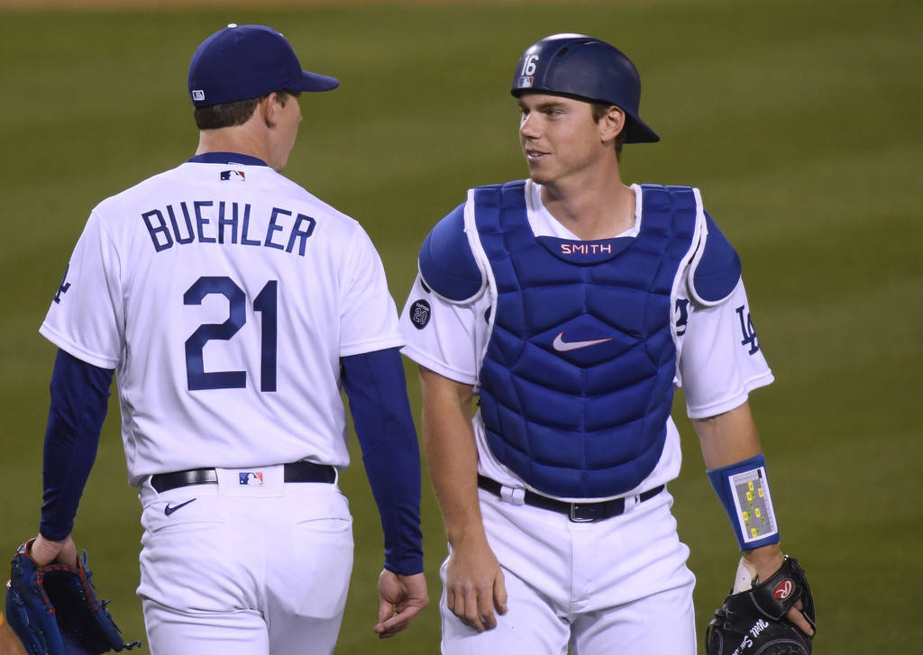 兩名道奇隊棒球選手夜晚在場上交談。 — MLB 壁紙
