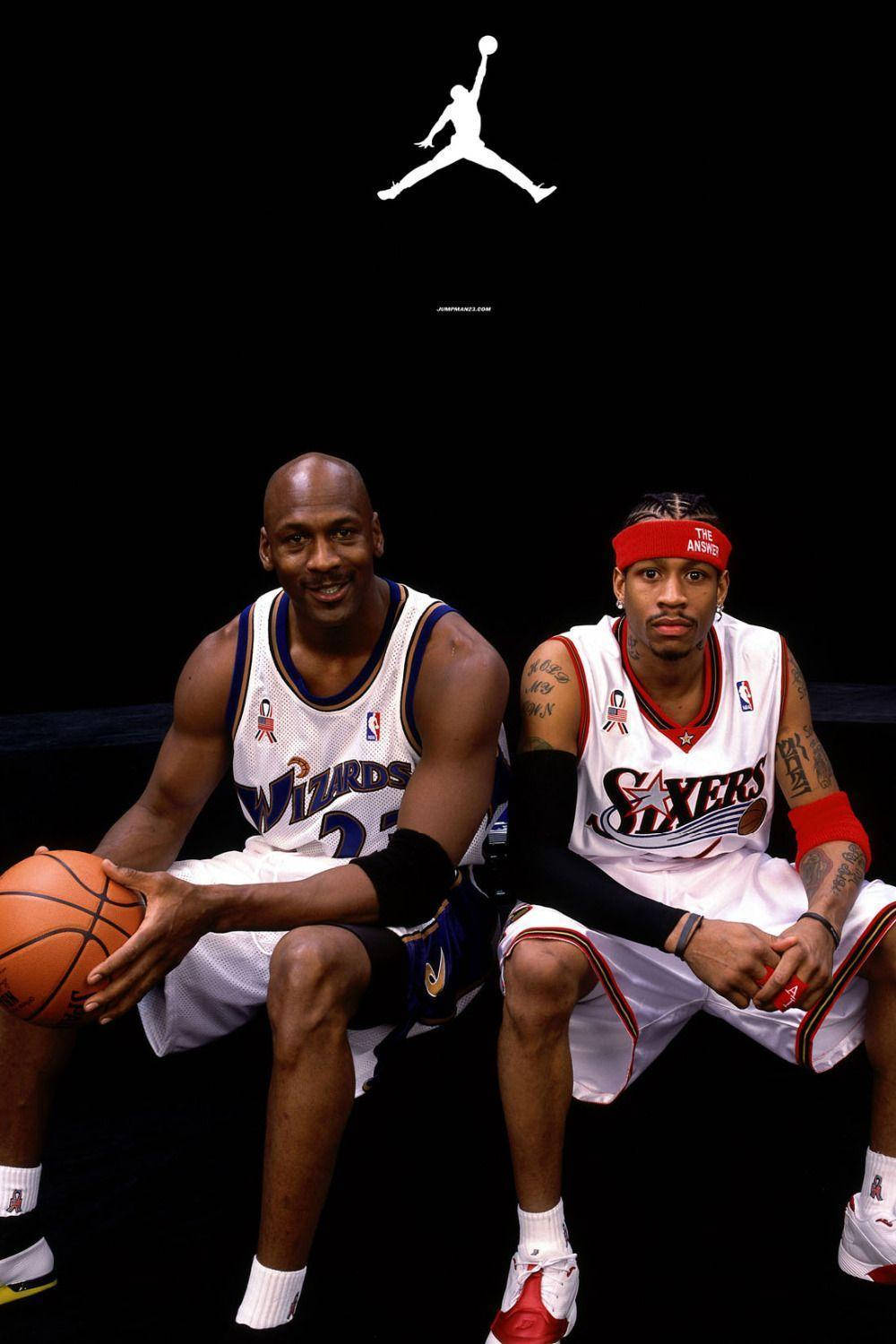 麥可喬丹和艾倫艾佛森身穿NBA球衣，與籃球和Jumpman標誌一起擺姿勢。 — Air Jordan 壁紙