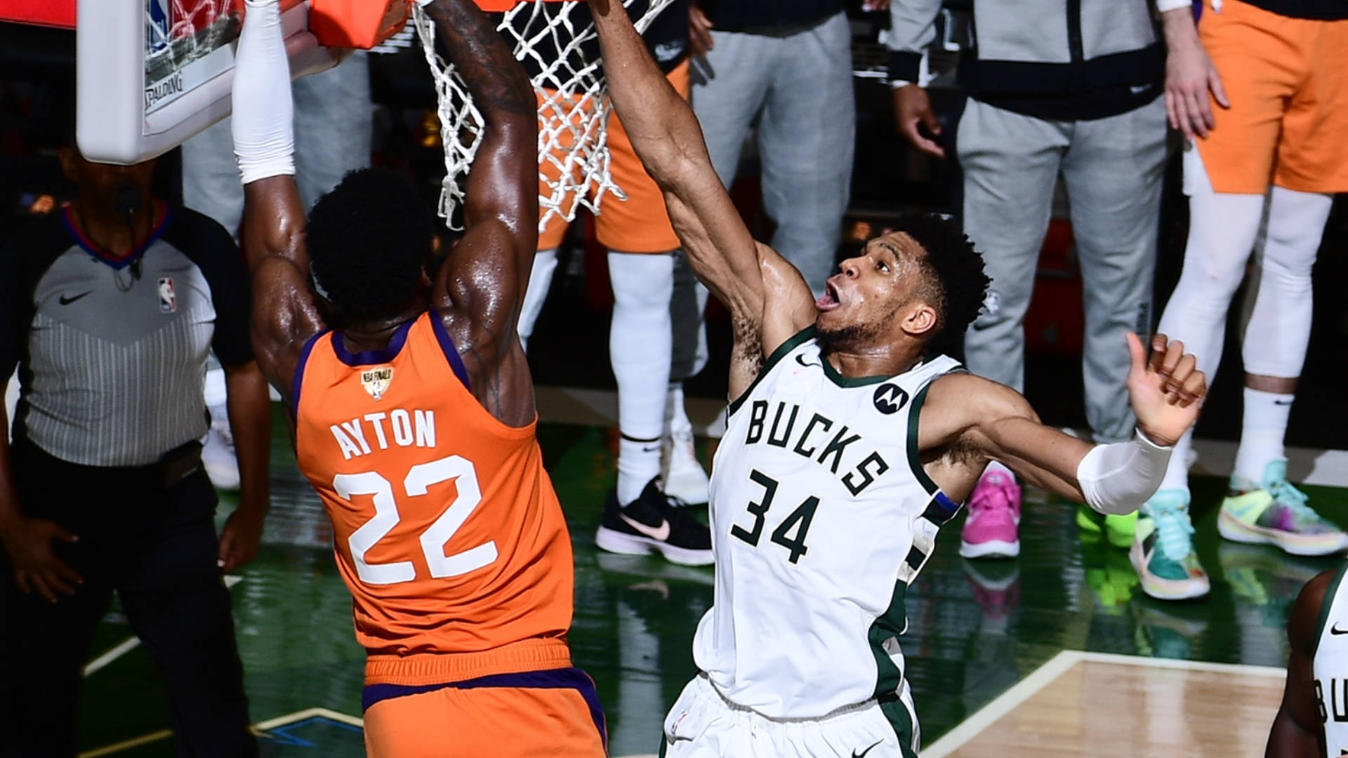 兩名籃球運動員在比賽中跳起爭搶籃板球。 — NBA總決賽 壁紙