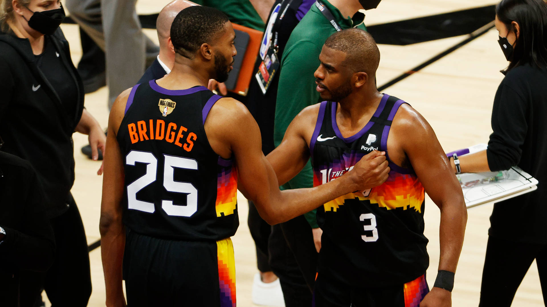 兩名身穿球隊球衣的籃球運動員在球場上互動。 — NBA總決賽 壁紙