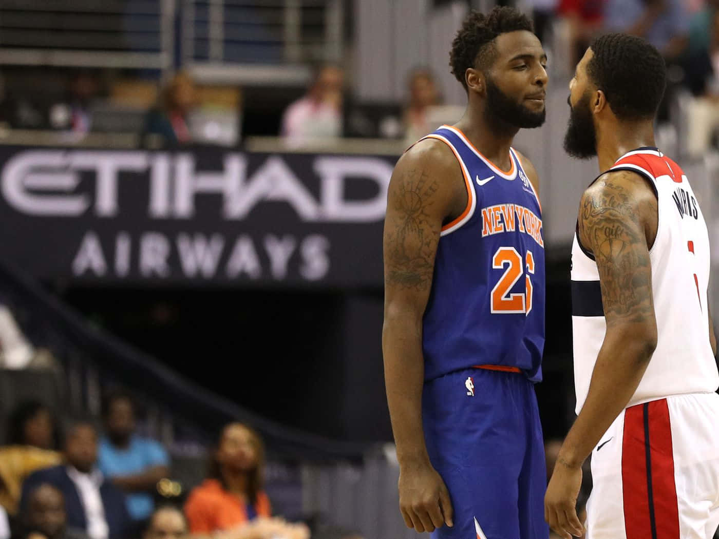 兩名身穿球衣的NBA籃球運動員在比賽中對決。 — NBA 壁紙