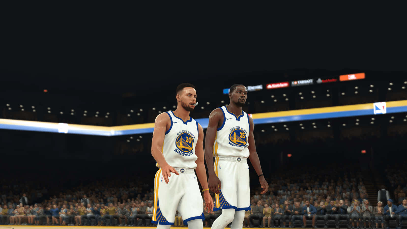 兩名金州勇士隊籃球運動員晚上站在球場上，身後有群眾。 — NBA 壁紙