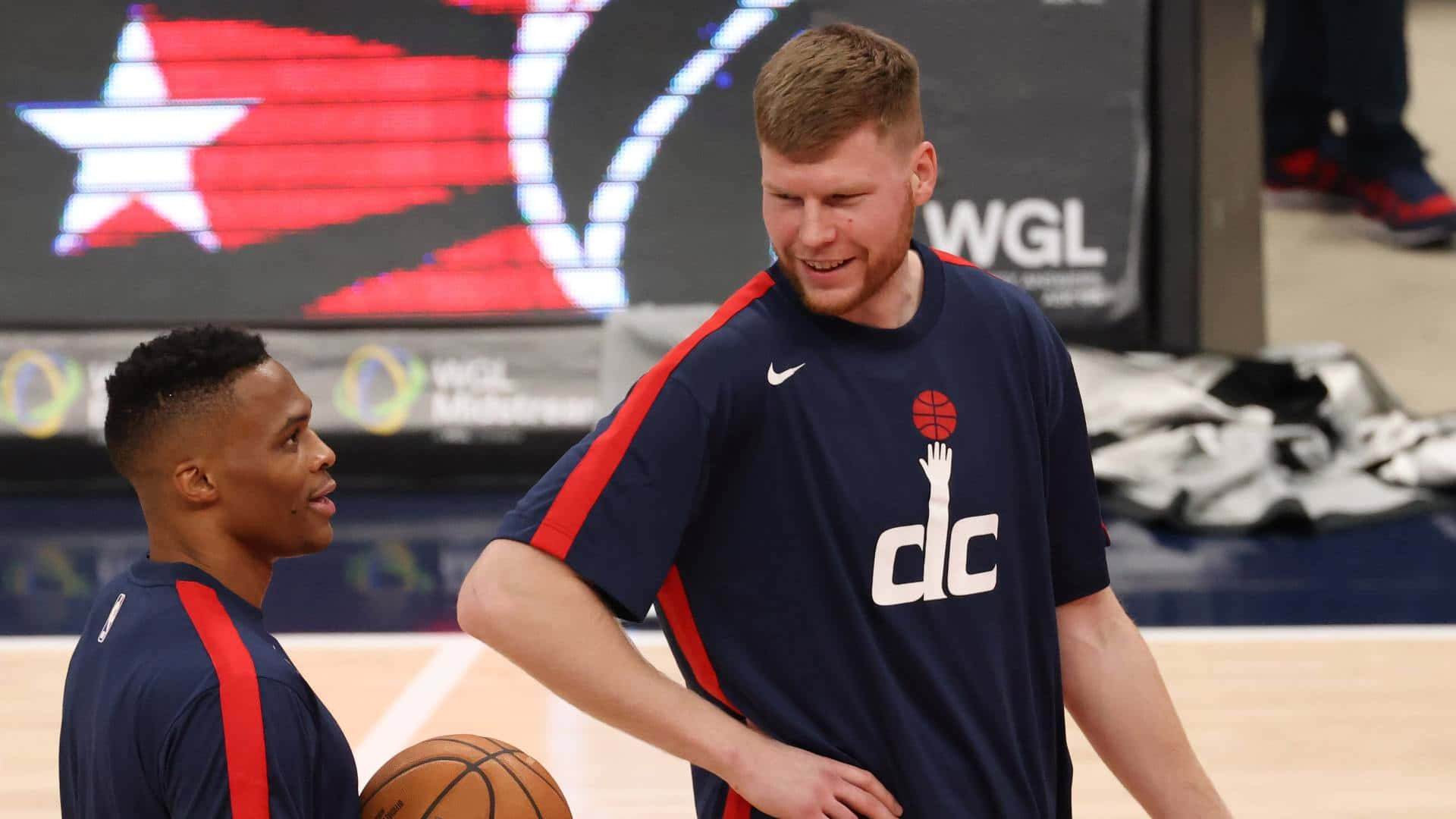 兩名身穿DC球衣的籃球運動員在練習中的球場上。 — NBA 壁紙