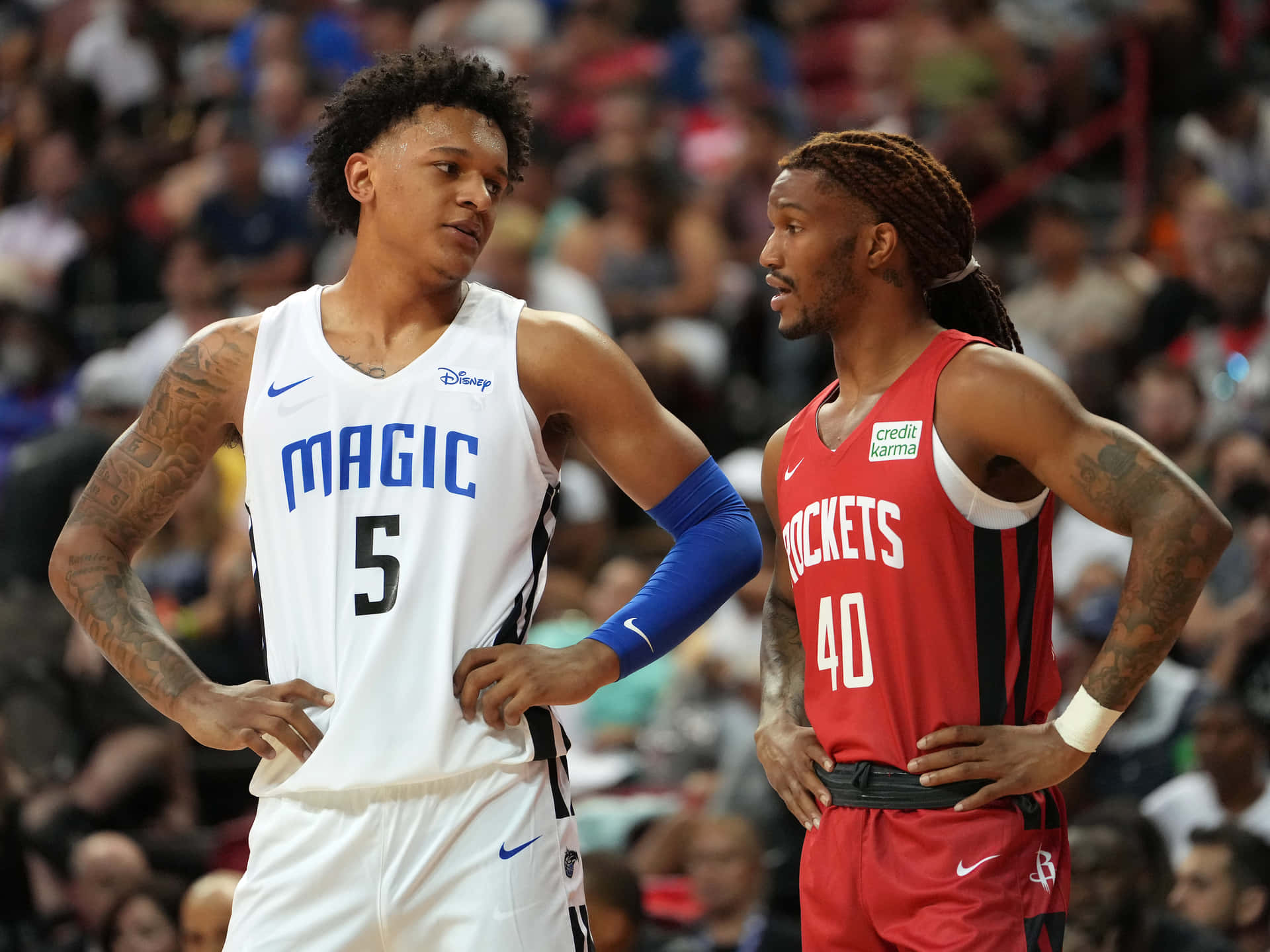 兩名身穿紅白球衣的籃球運動員在比賽中對峙。 — NBA 壁紙