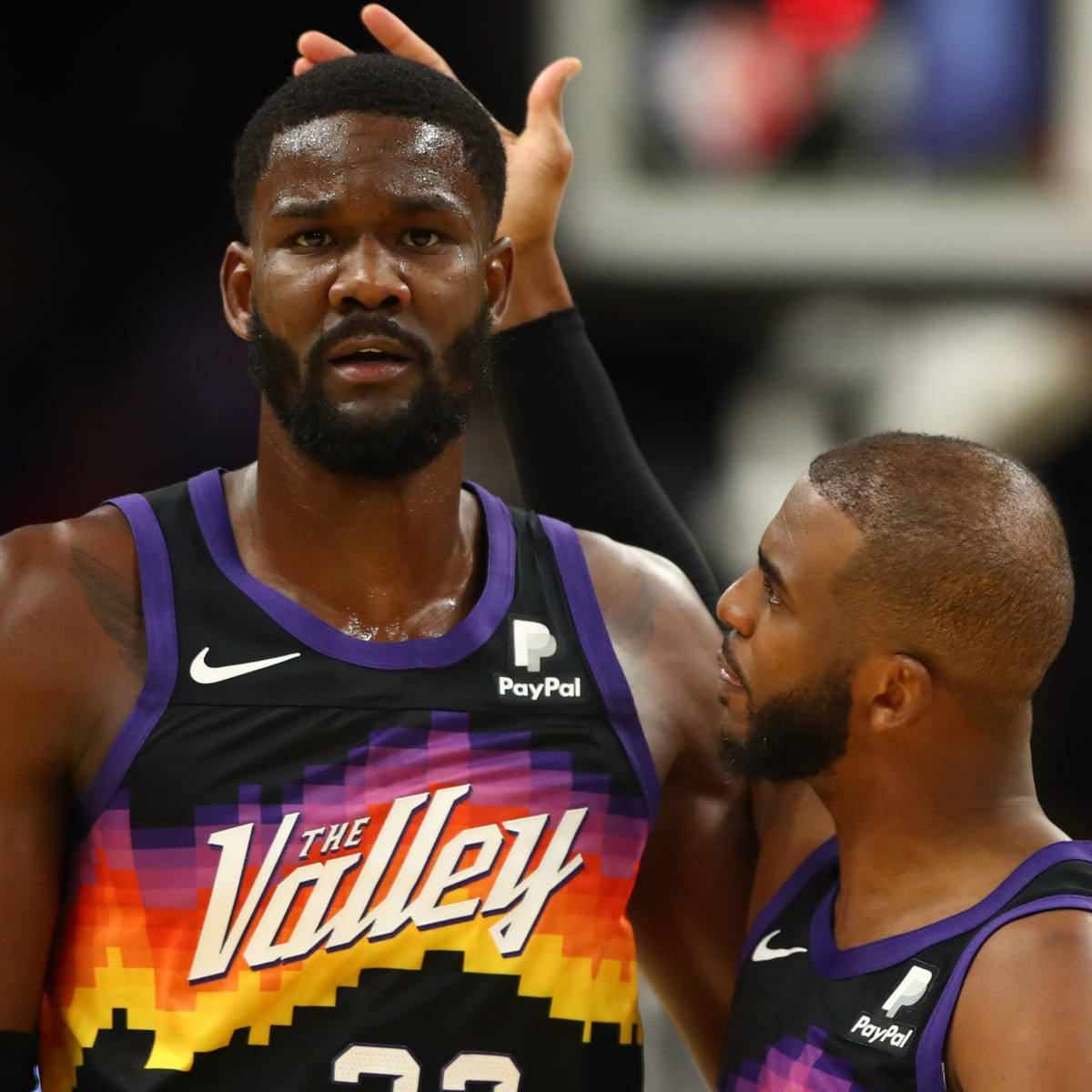 兩名身穿太陽隊球衣的籃球運動員在比賽中 — NBA 壁紙