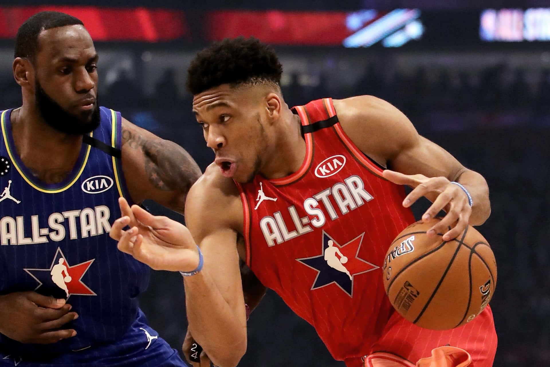 兩名NBA全明星球員在籃球比賽中行動。 — NBA 壁紙