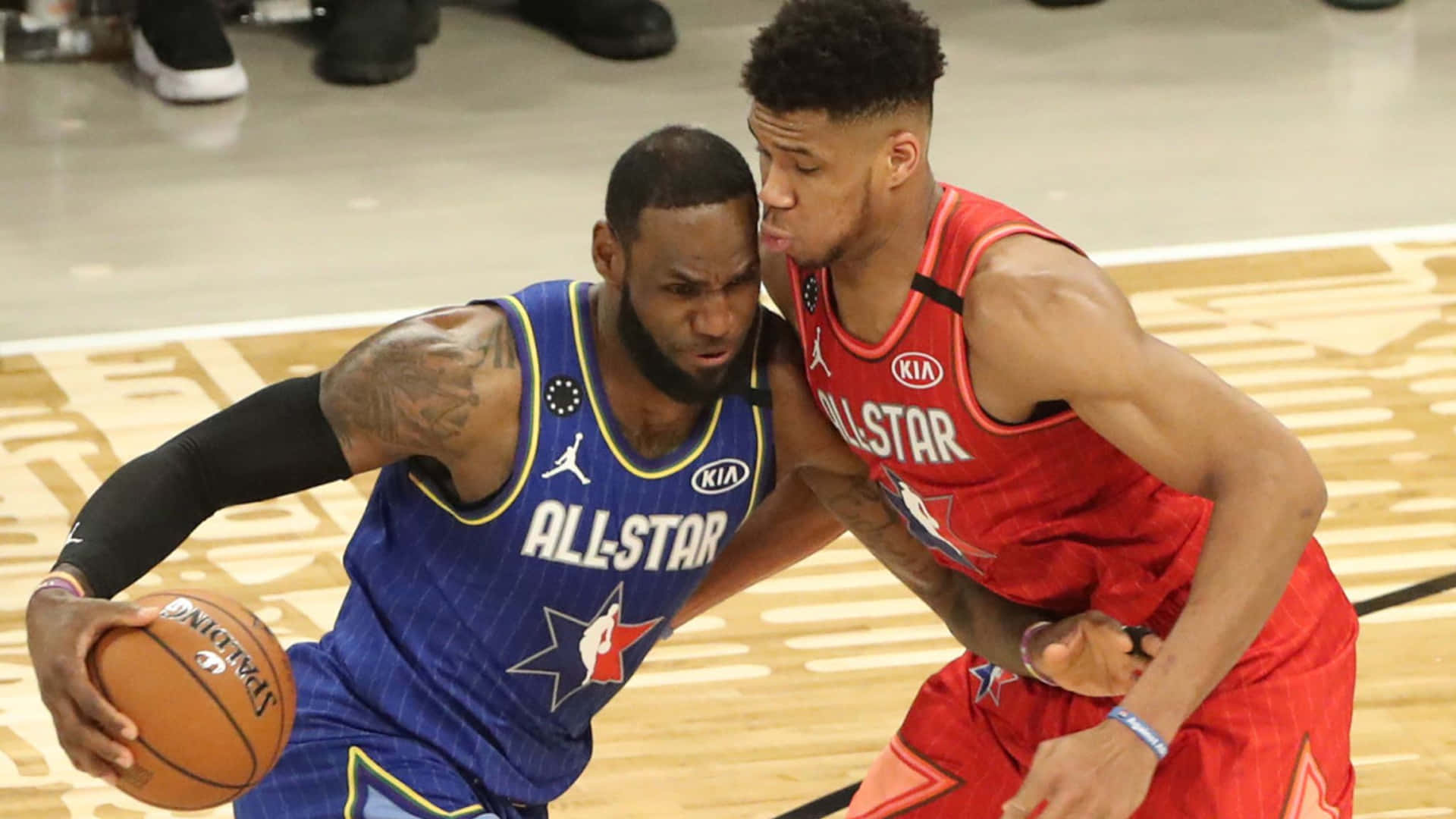 兩名身穿全明星球衣的NBA球員在籃球場上爭奪球權。 — NBA 壁紙