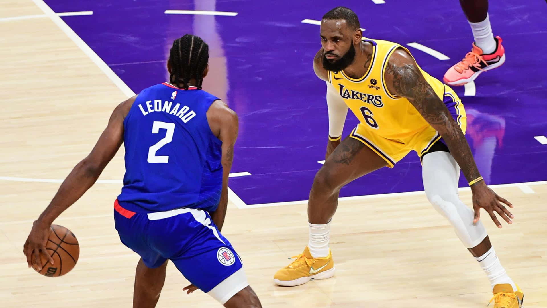 兩名NBA球員在籃球比賽中行動，一人運球，另一人防守。 — NBA 壁紙