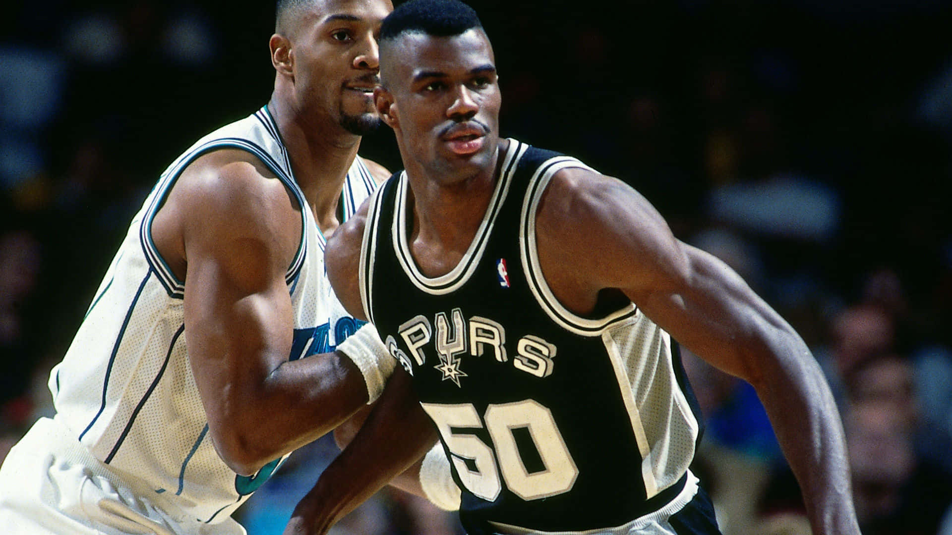 兩名籃球運動員在比賽中行動，一人身穿馬刺隊50號球衣。 — NBA 壁紙