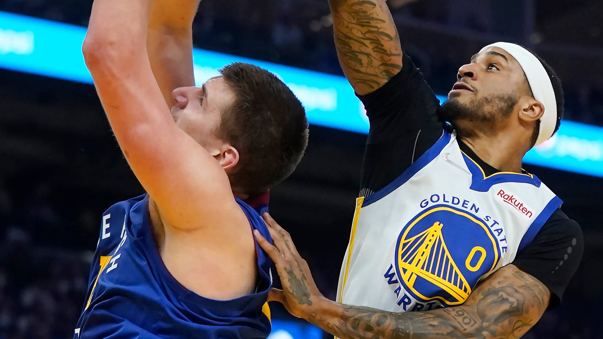 兩名籃球運動員在比賽中爭奪投籃。 — NBA 壁紙