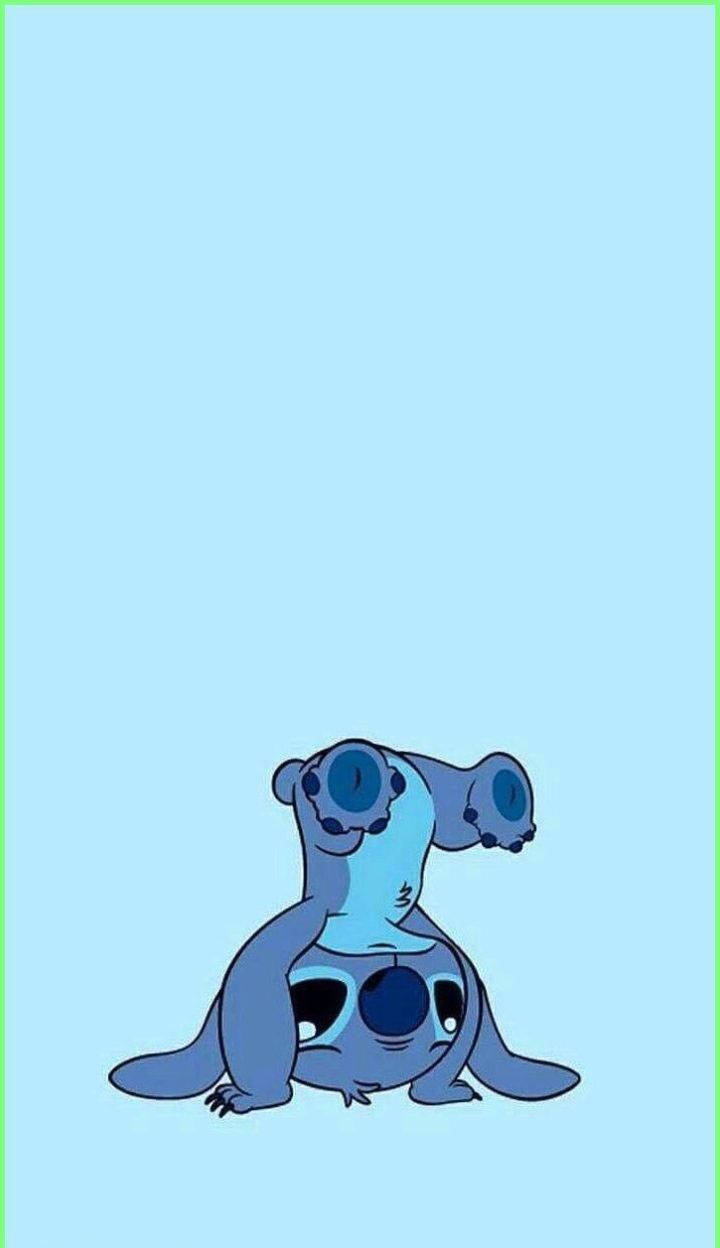 兩個藍色卡通外星人堆疊，大眼睛在淺藍色背景上。 — Stitch 壁紙