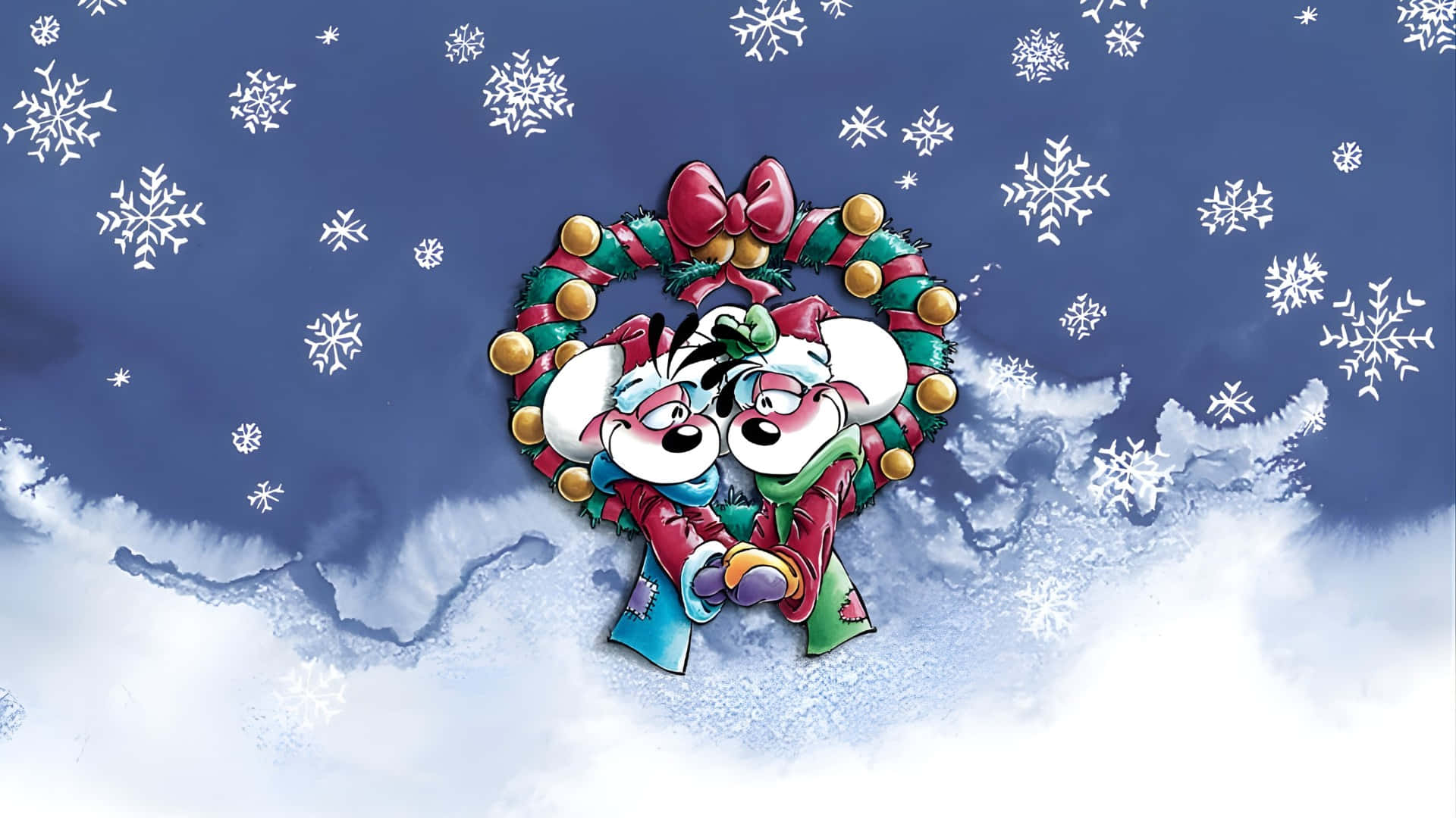  壁紙 — 兩隻卡通老鼠穿著節日服裝在飄落的雪花下擁抱，背景是藍天白雲。
