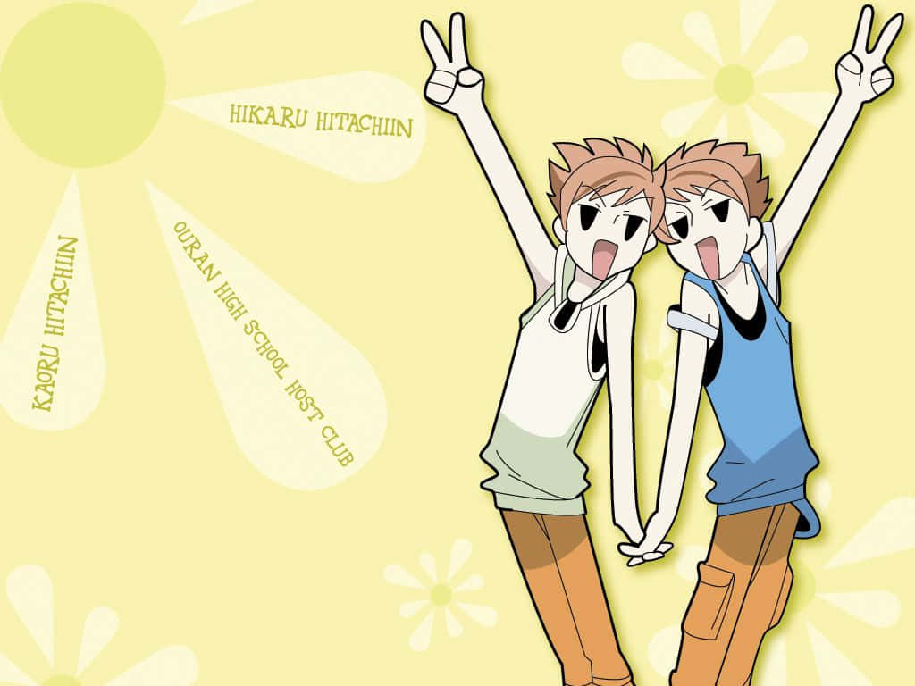Hikaru Hitachiin 桌布 壁紙 — 兩個穿著背心的開朗動漫男孩在明亮的黃色花卉背景前擺出和平手勢。