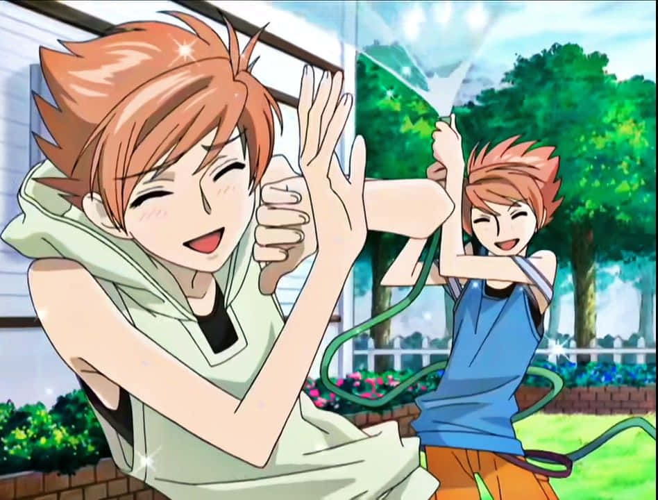 Hikaru Hitachiin 桌布 壁紙 — 兩個開心的動畫男孩在陽光明媚、有綠樹和花朵的花園裡嬉戲地潑水。