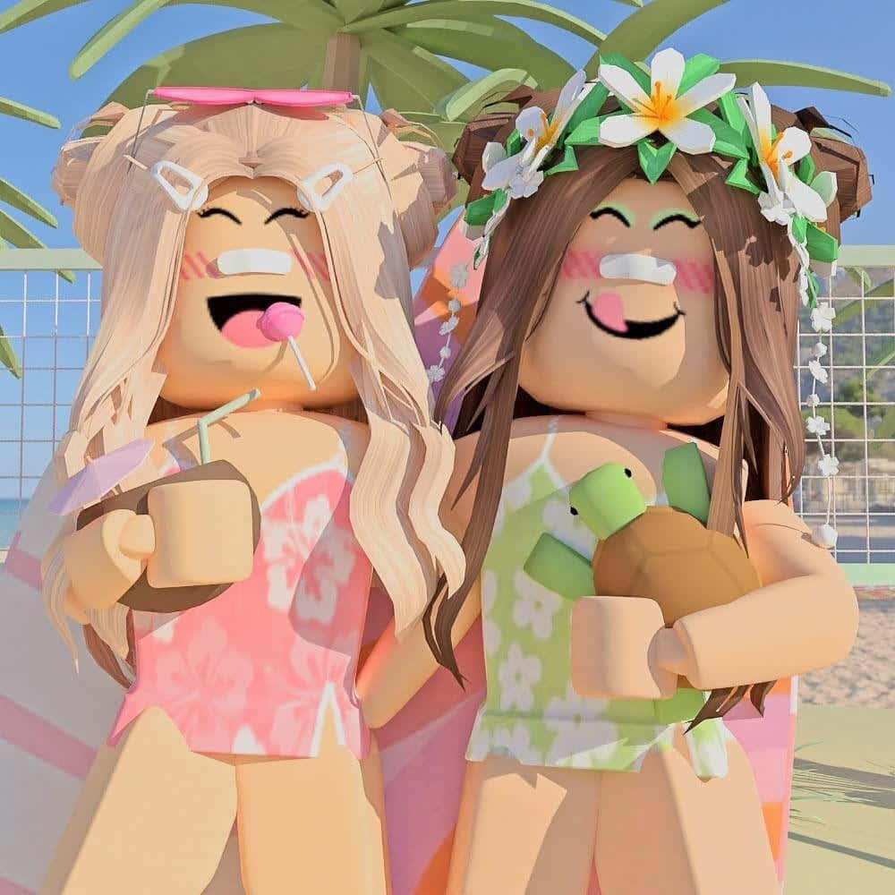  壁紙 — 兩個穿著熱帶泳衣的開心Roblox頭像在棕櫚樹下大笑，手持飲料和烏龜毛絨玩具。