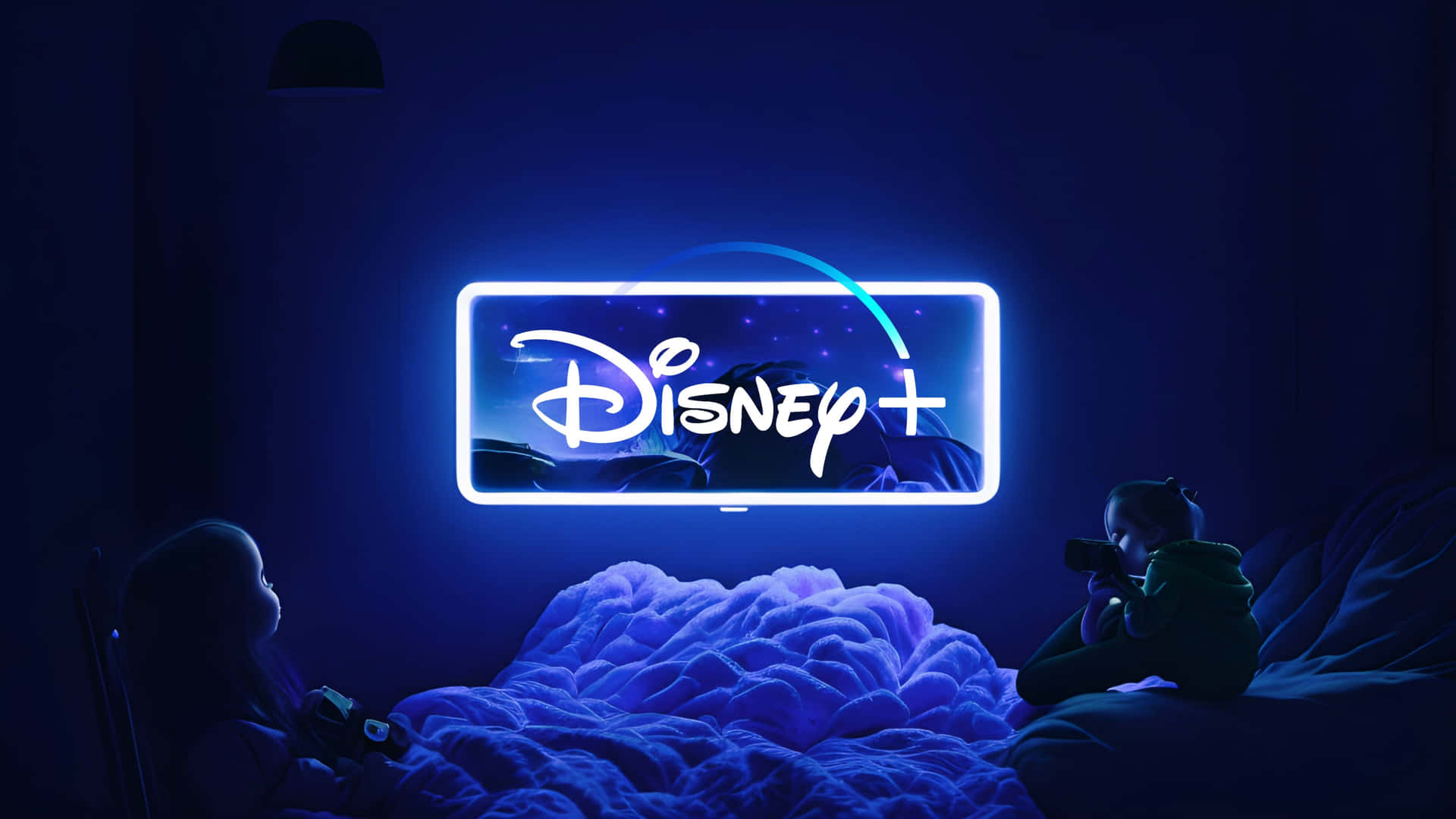  壁紙 — 兩個孩子坐在床上，上方有發光的Disney+標誌投影，房間是深藍色的臥室。