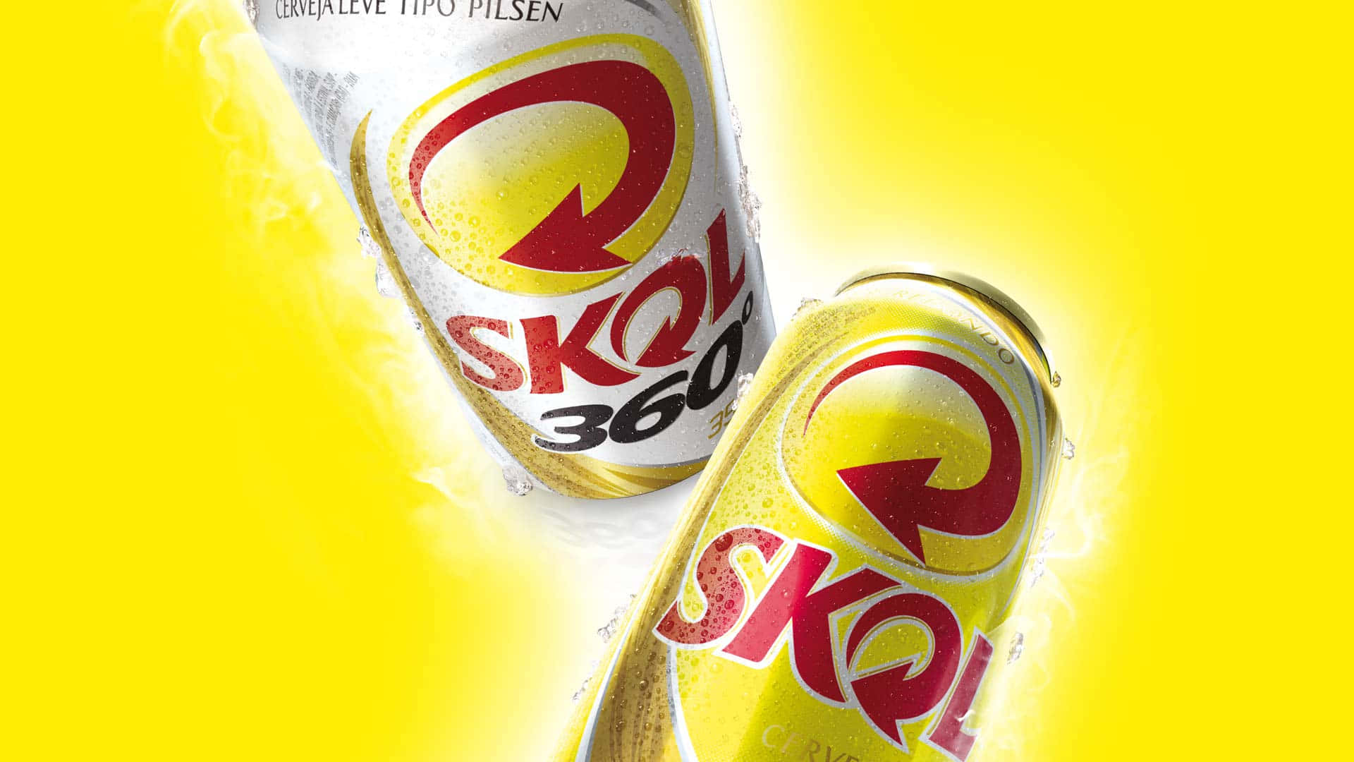  壁紙 — 兩罐冰涼的Skol 360啤酒罐在明亮的黃色背景上閃爍著冷凝水珠。