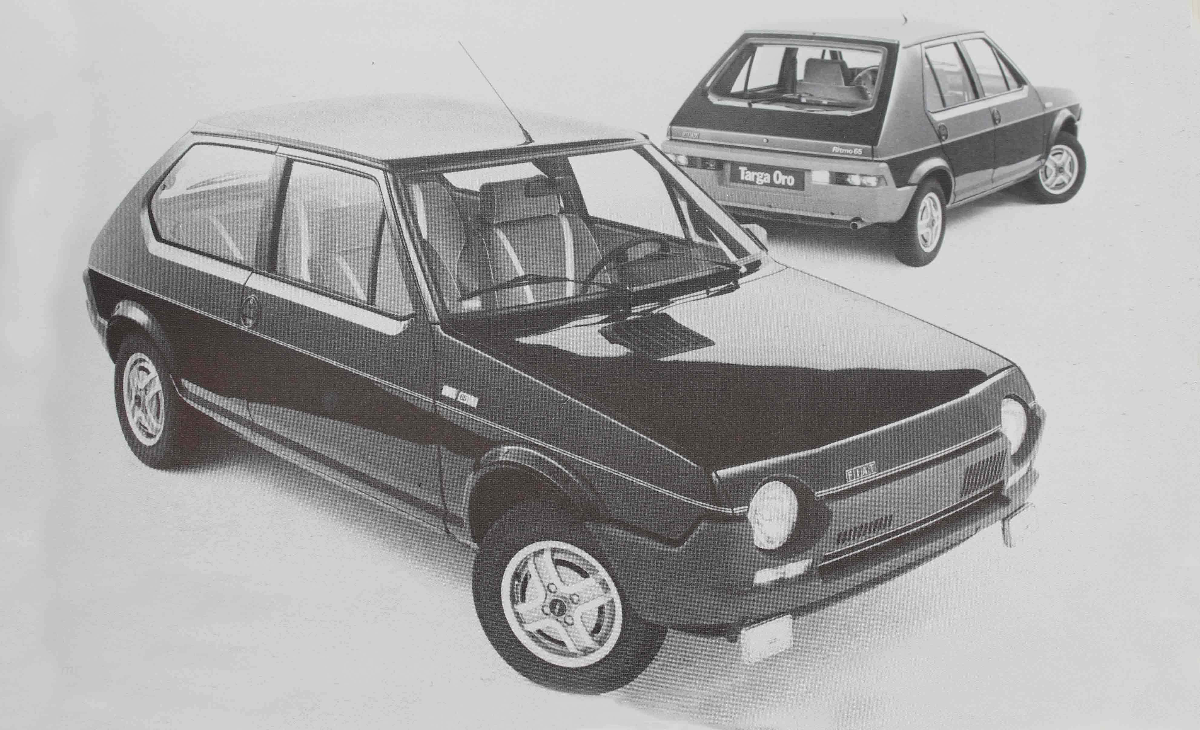 Fiat Ritmo 桌布 壁紙 — 兩輛經典Fiat 126p汽車以單色工作室拍攝呈現，具有流暢角度和反光表面。