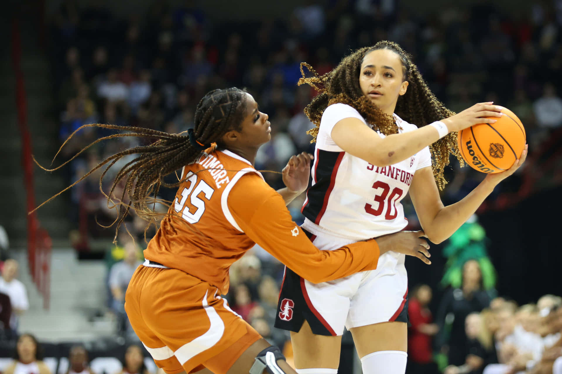 兩名女籃球員在競爭激烈的比賽中行動。 — NBA 壁紙
