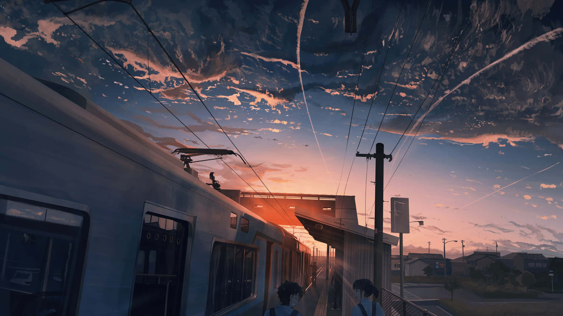  壁紙 — 兩個人影站在火車站，一列火車在帶有條紋雲彩的戲劇性日落天空下駛過。