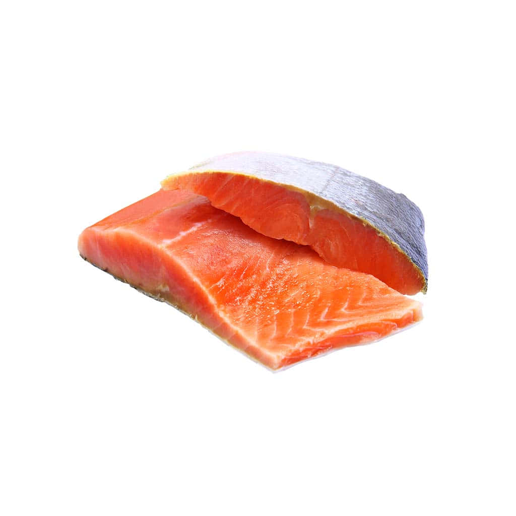  壁紙 — 兩塊新鮮鮭魚片，帶有鮮豔的橙色肉和銀色魚皮，放在純白色背景上。