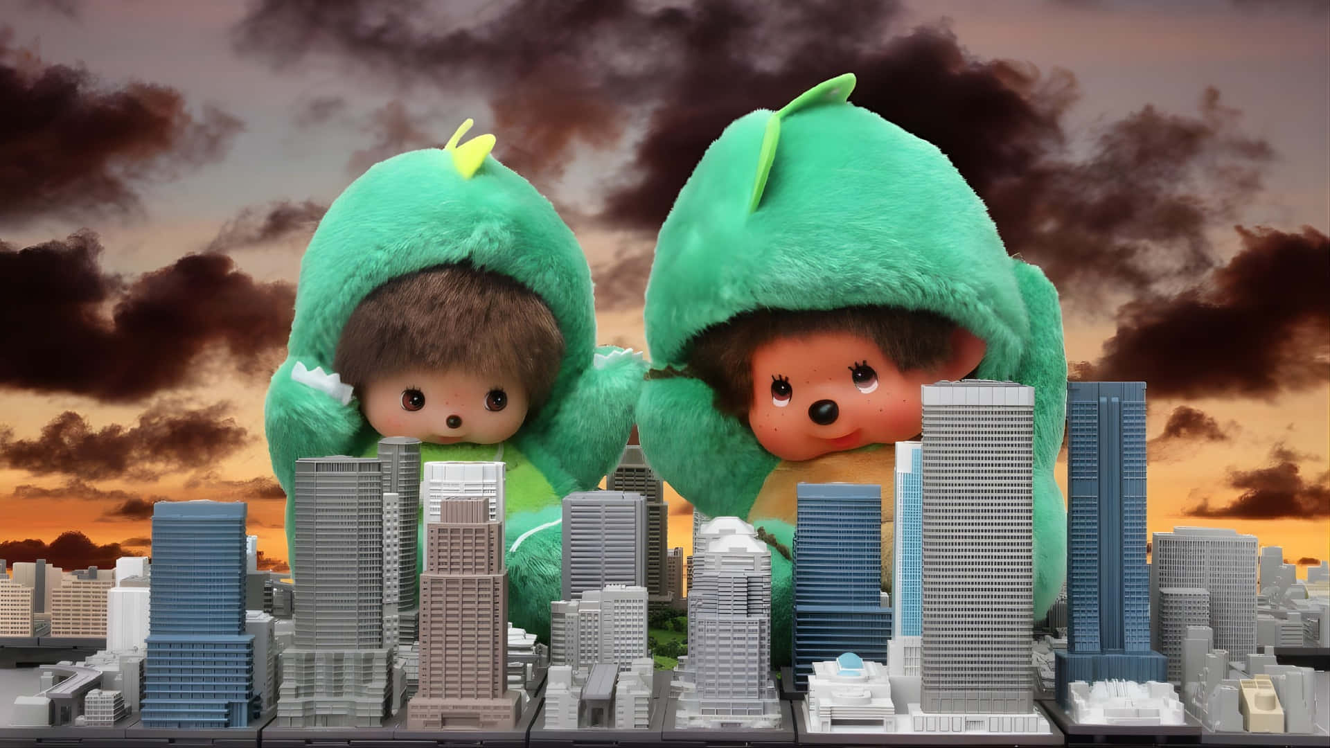 壁紙 — 兩個巨型綠色恐龍帽 Monchhichi 公仔在日落時分聳立於微型城市景觀之上。
