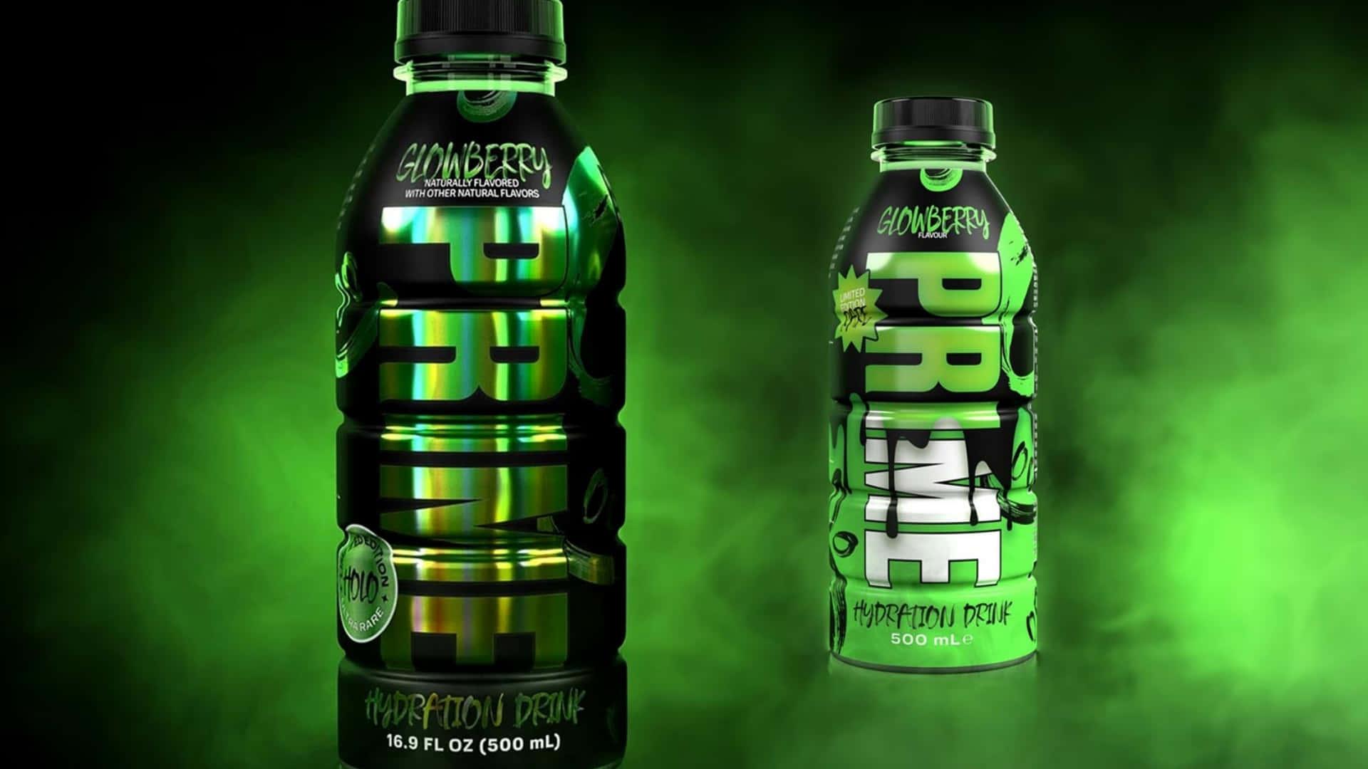  壁紙 — 兩支帶有光澤的綠色運動飲料瓶，標有「GLOWBERRY」和「PRIME」，立在煙霧彌漫的霓虹綠色背景前。
