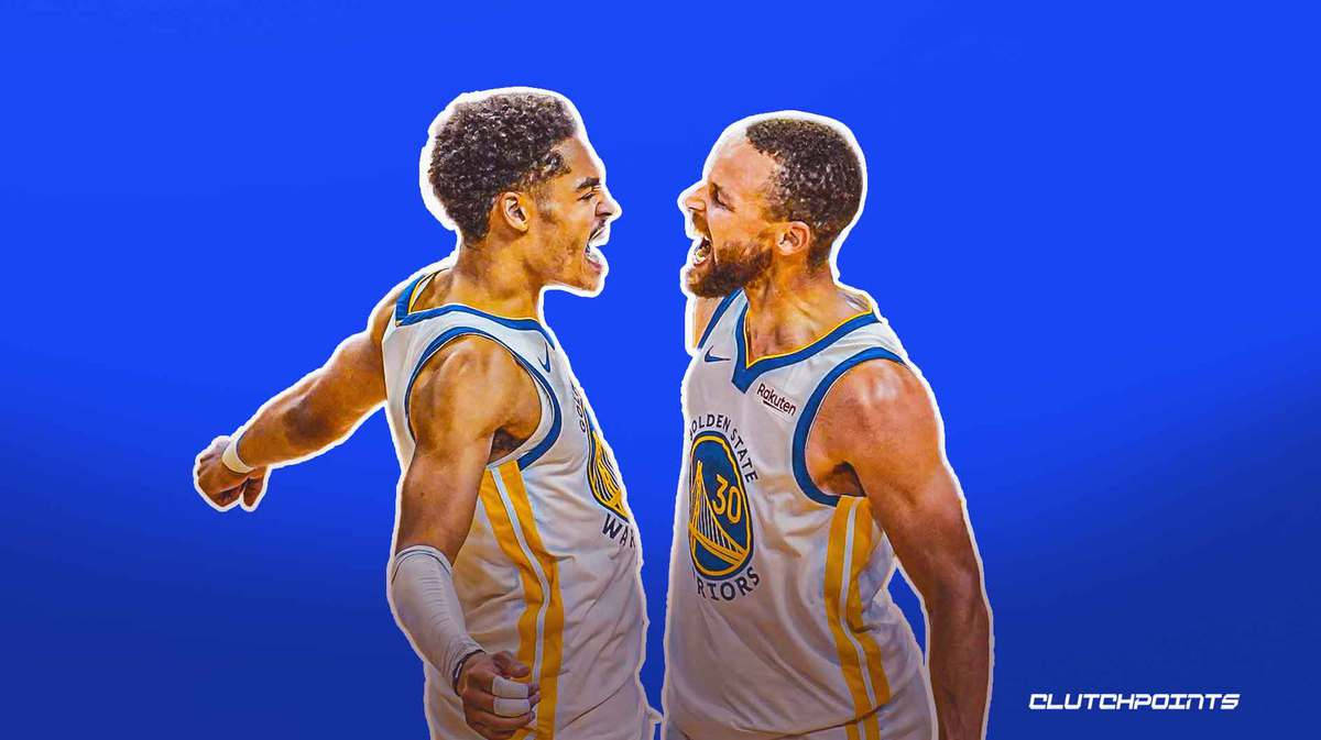 兩名身穿金州勇士隊球衣的籃球運動員一起慶祝。 — NBA 壁紙