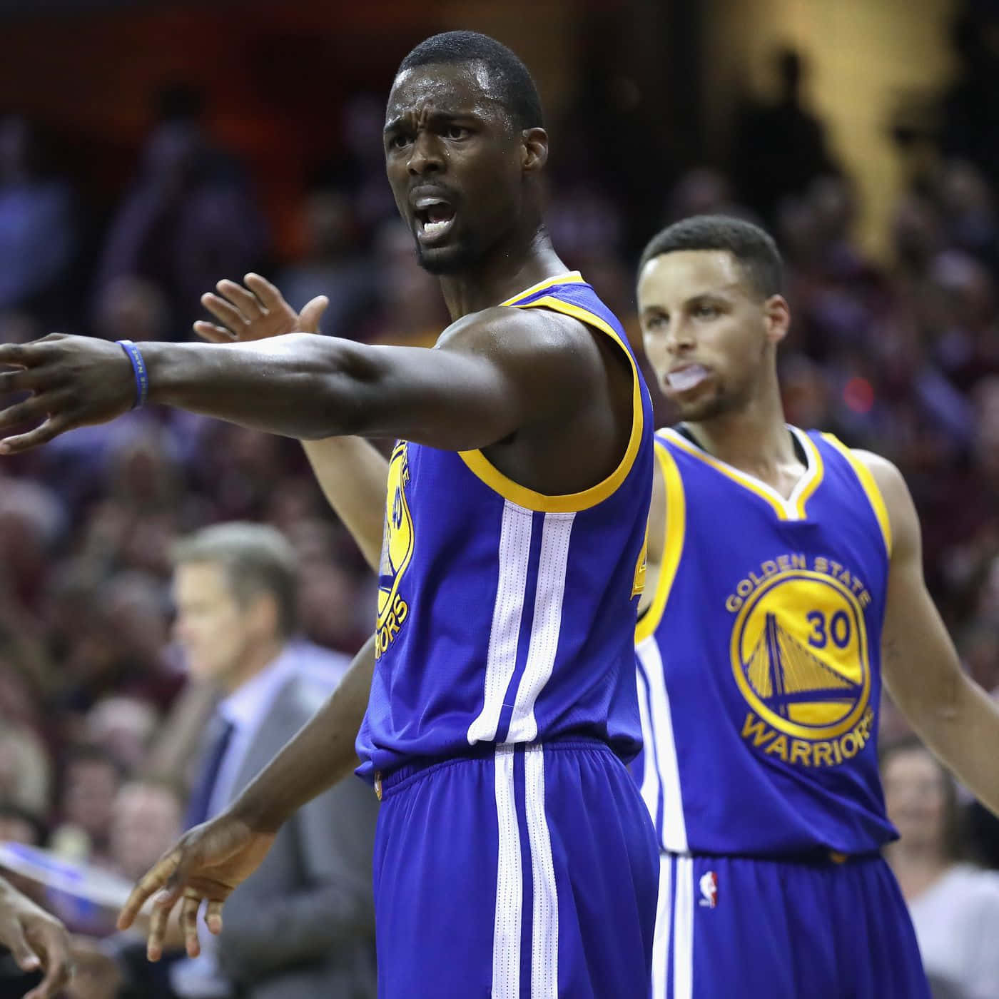 金州勇士籃球運動員在人群前比賽中做手勢。 — NBA 壁紙
