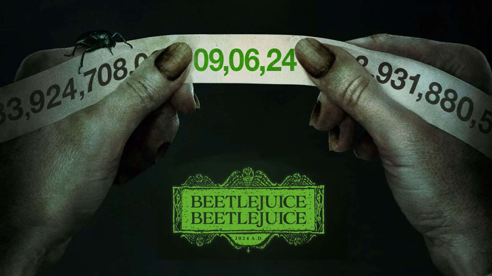 壁紙 — 兩隻手撕開一條錢帶，在深色背景上露出綠色的 Beetlejuice 標誌和日期。
