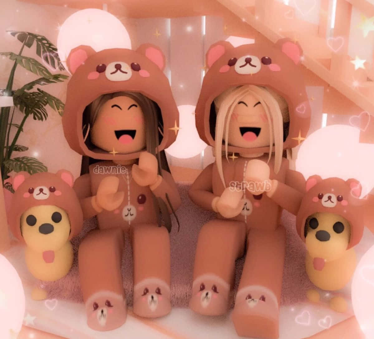 兩個微笑的Roblox頭像穿著熊服裝，與毛絨玩具和發光球體一起在粉紅色房間內。 — Roblox 壁紙