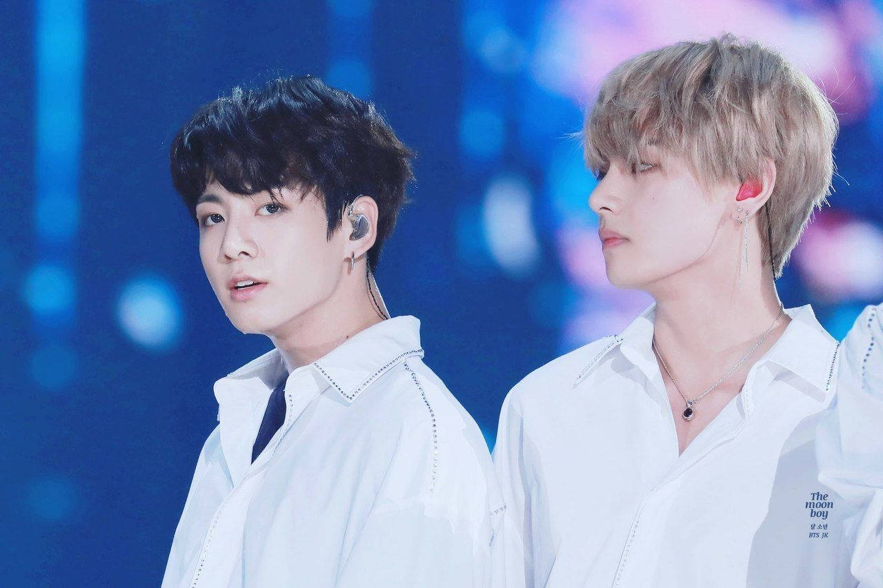 兩位身穿白襯衫的男K-pop表演者在藍色燈光舞台上。 — Bts 壁紙