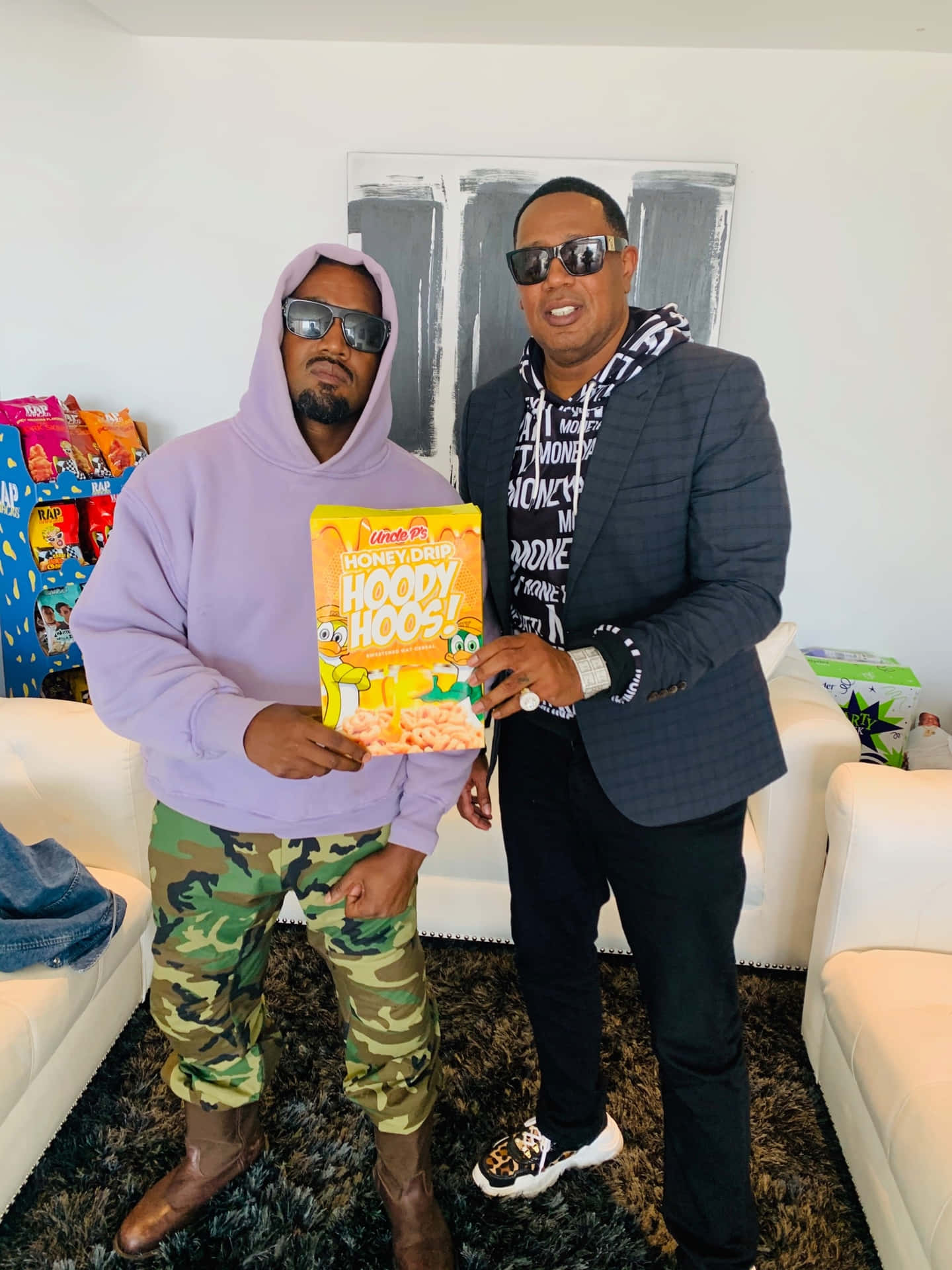  壁紙 — 兩名戴太陽眼鏡的男子在室內擺姿勢，其中一人拿著一盒Honey Bunches of Oats Hoody Hoos穀物片。