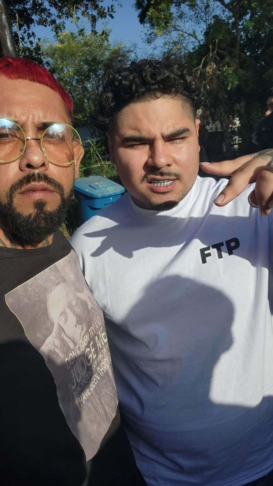  壁紙 — 兩個男人在戶外擺姿勢，一個紅髮戴眼鏡，另一個穿著白色FTP襯衫，做出搞怪表情。