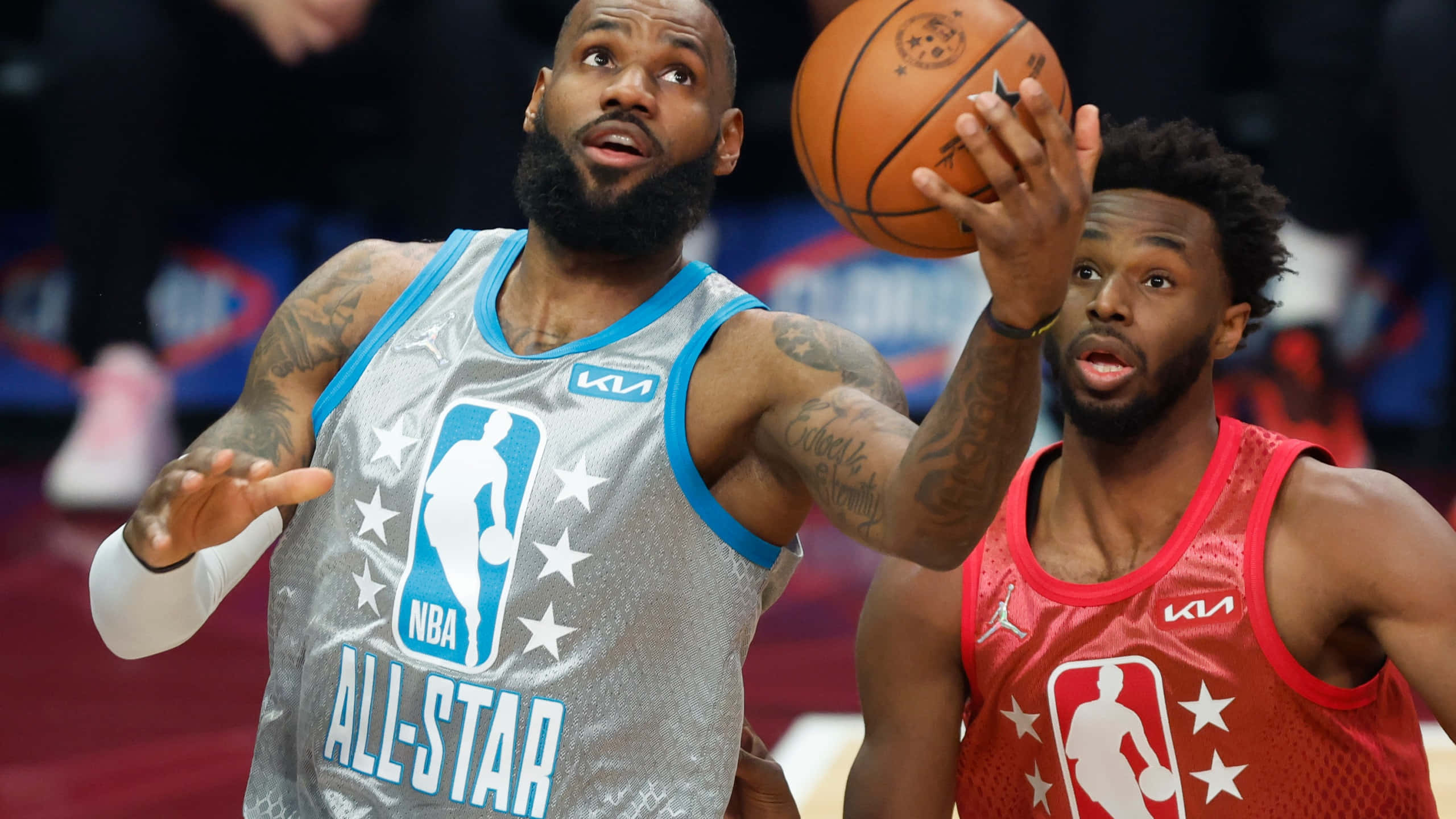 兩位NBA全明星籃球運動員爭奪球權。 — NBA 壁紙