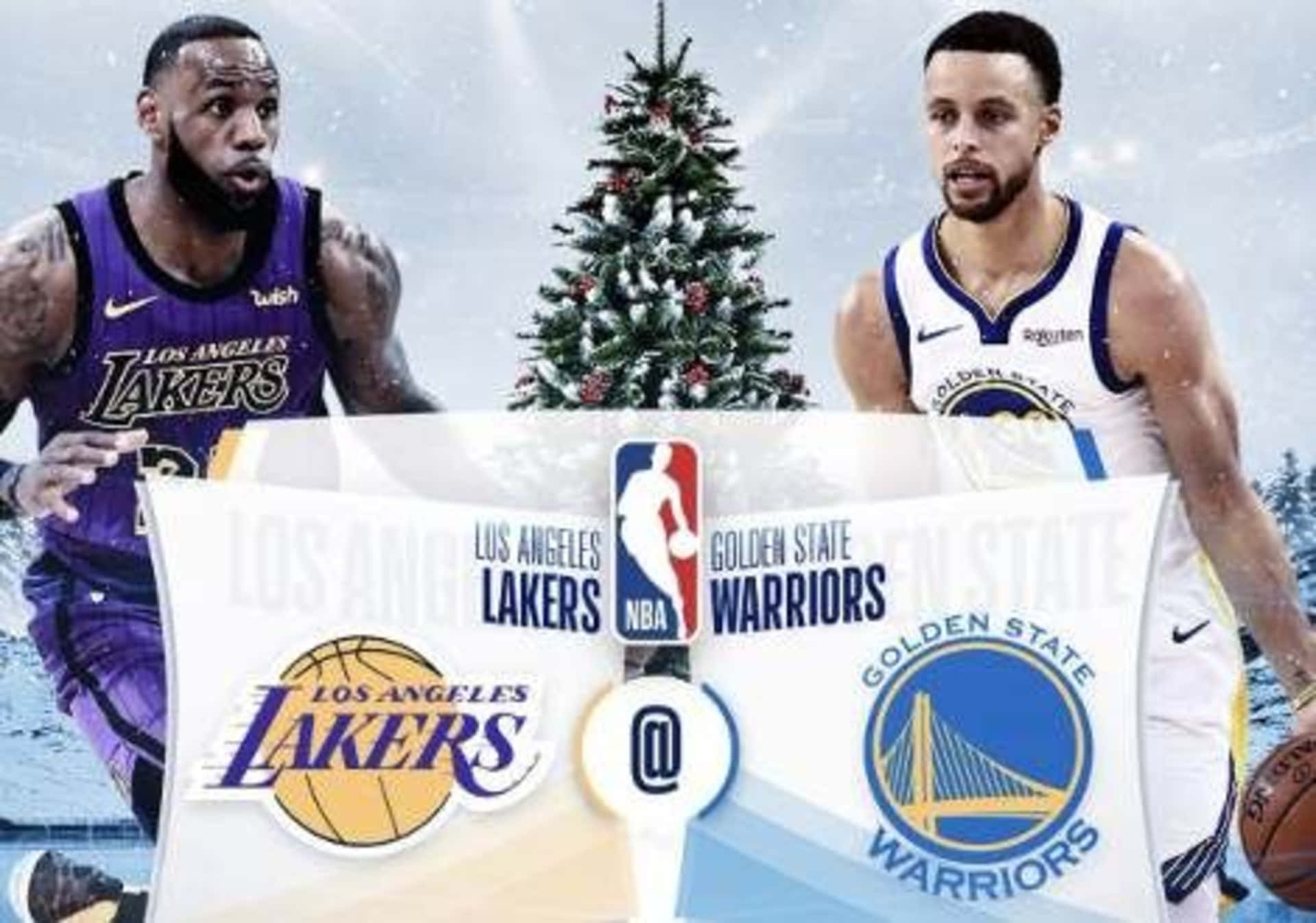 NBA籃球運動員勒布朗·詹姆斯和斯蒂芬·庫里站在聖誕樹兩側，中間有比賽橫幅。 — NBA聖誕節 壁紙