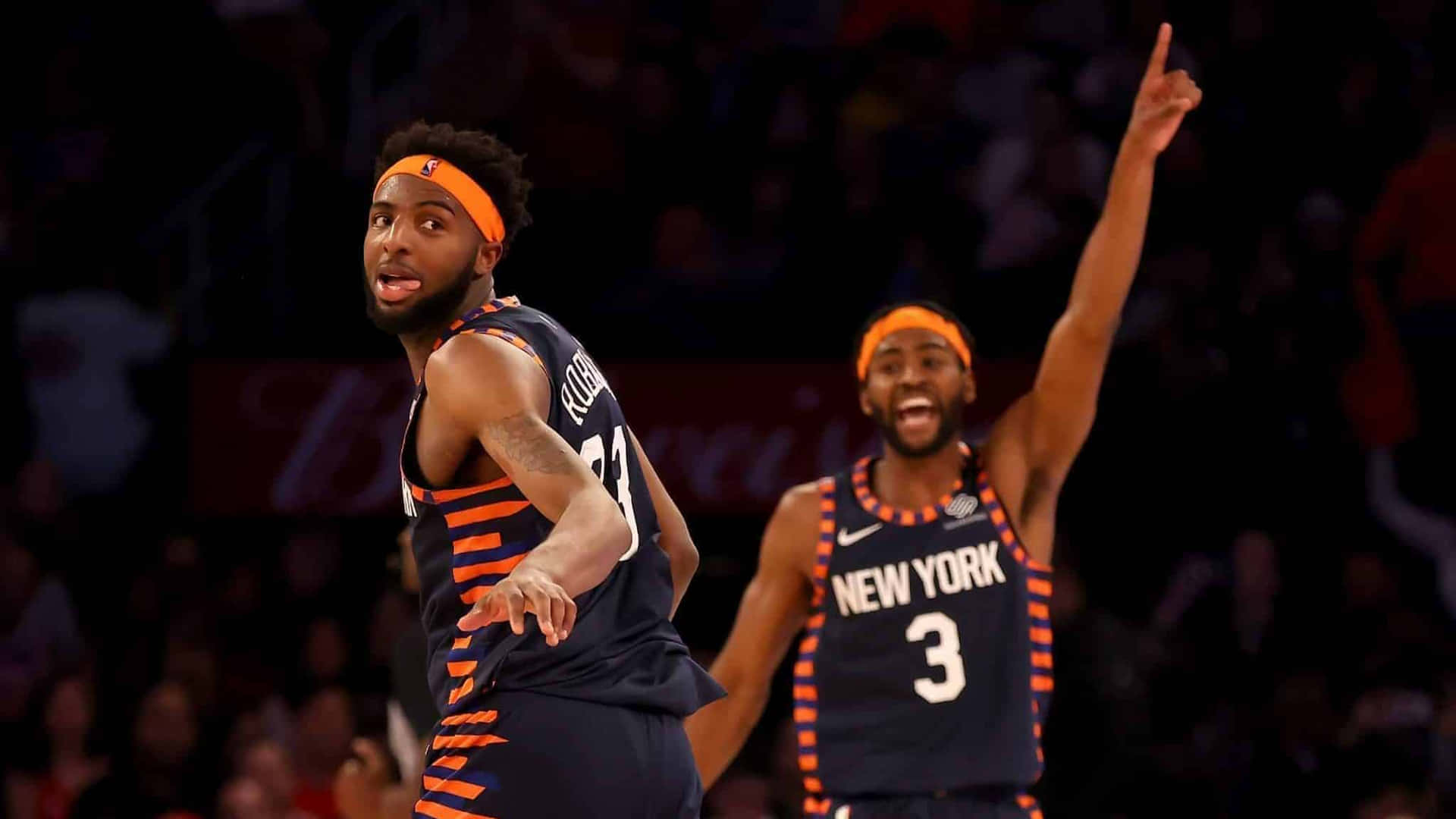 兩位身穿尼克球衣的籃球運動員在比賽中慶祝一次進攻。 — NBA 壁紙